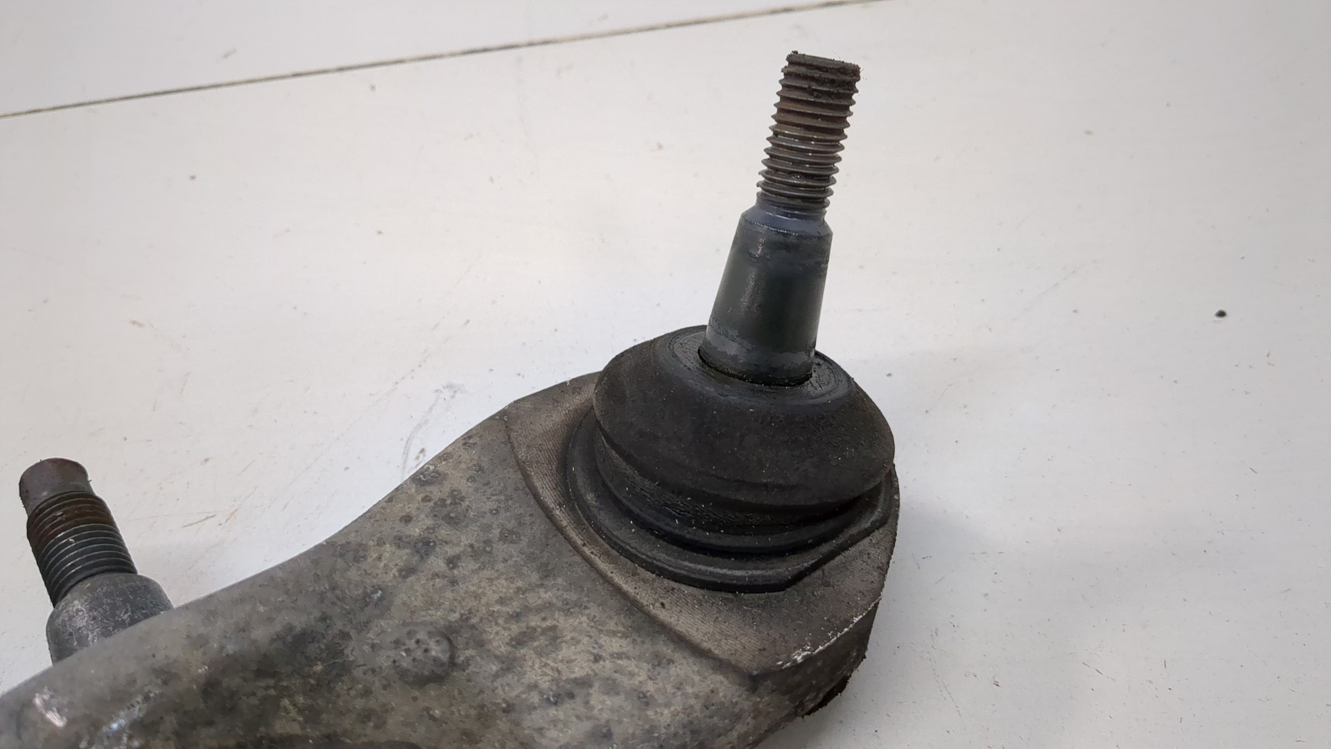 Рычаг передний левый