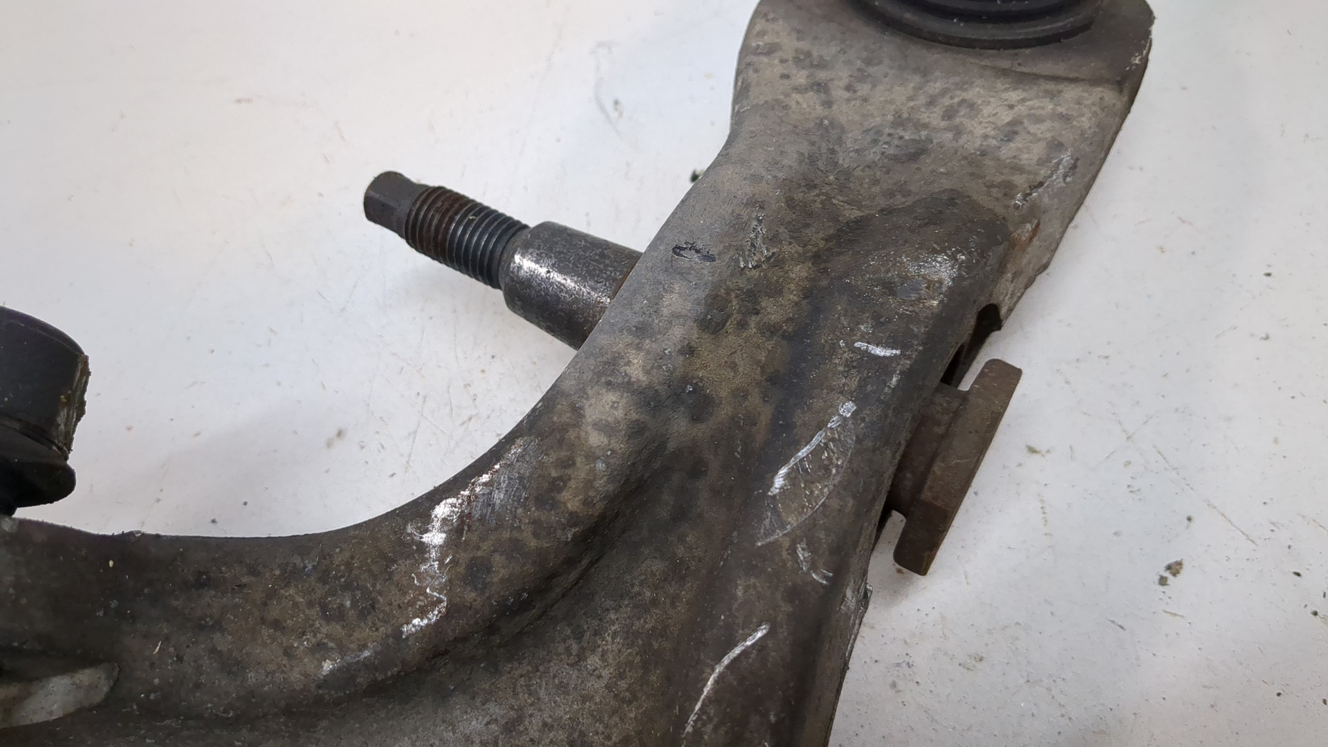 Рычаг передний левый