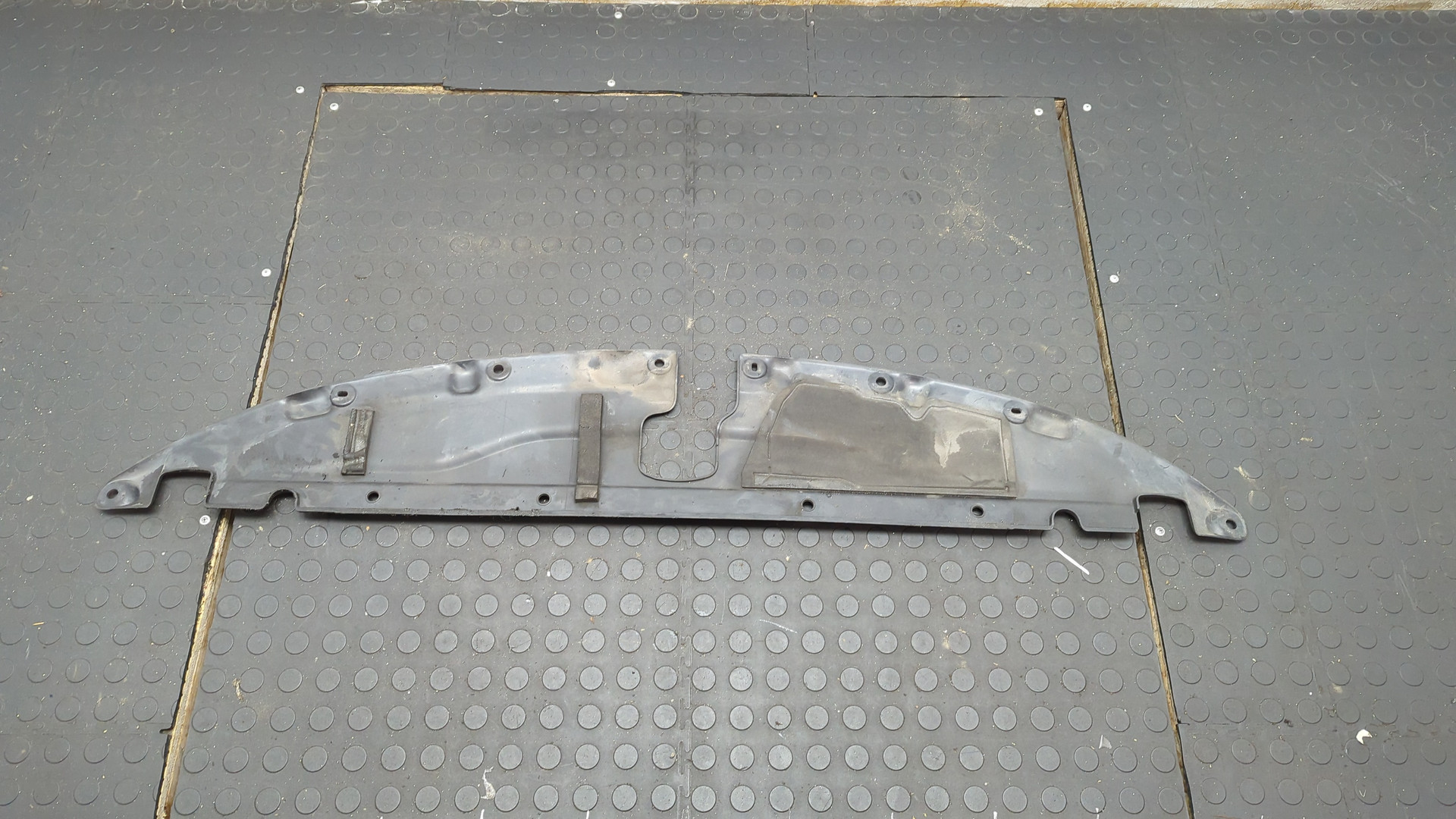 Кожух замка капота