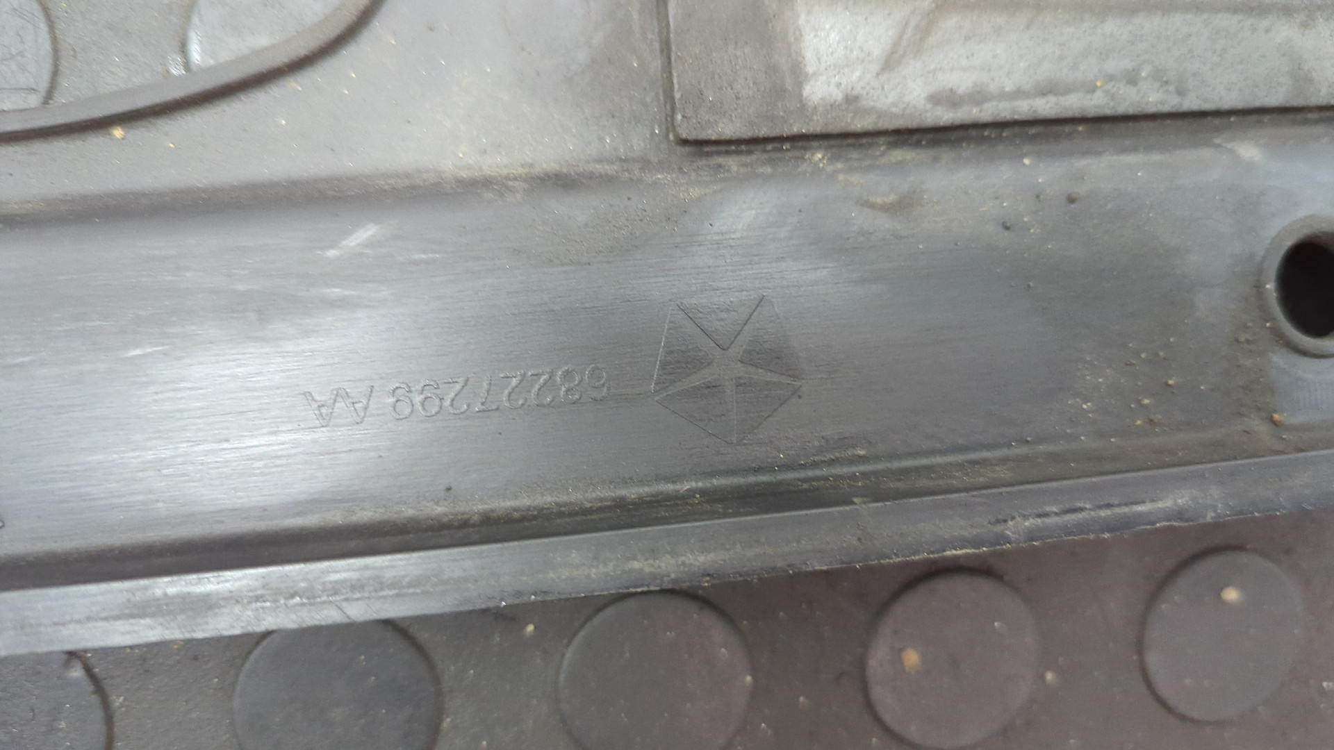 Кожух замка капота