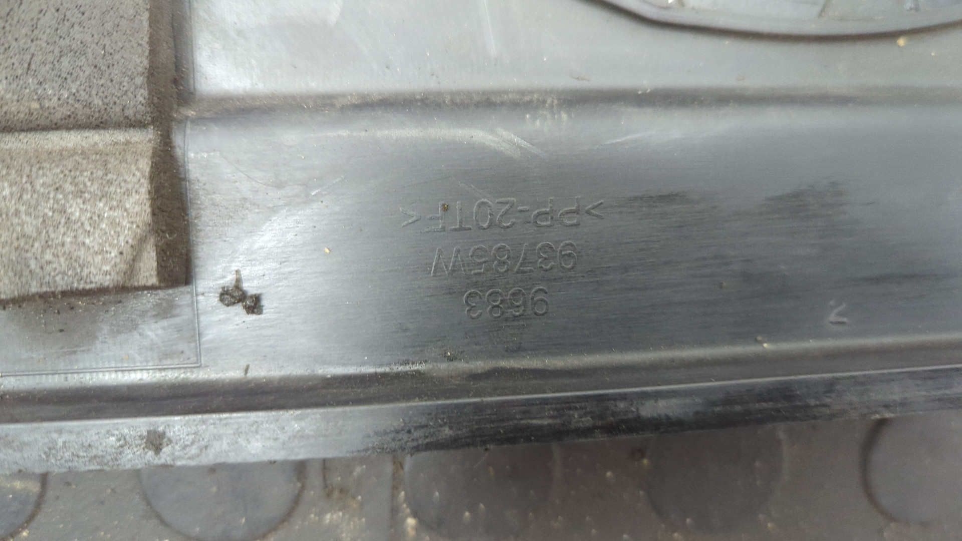 Кожух замка капота