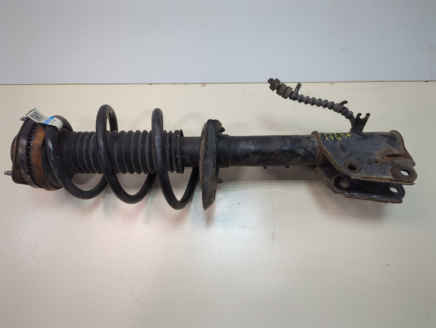 Амортизатор передний левый