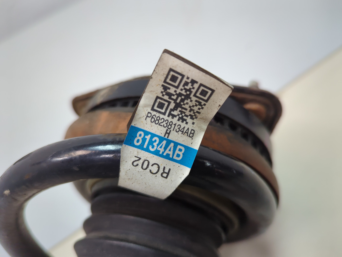 Амортизатор передний левый