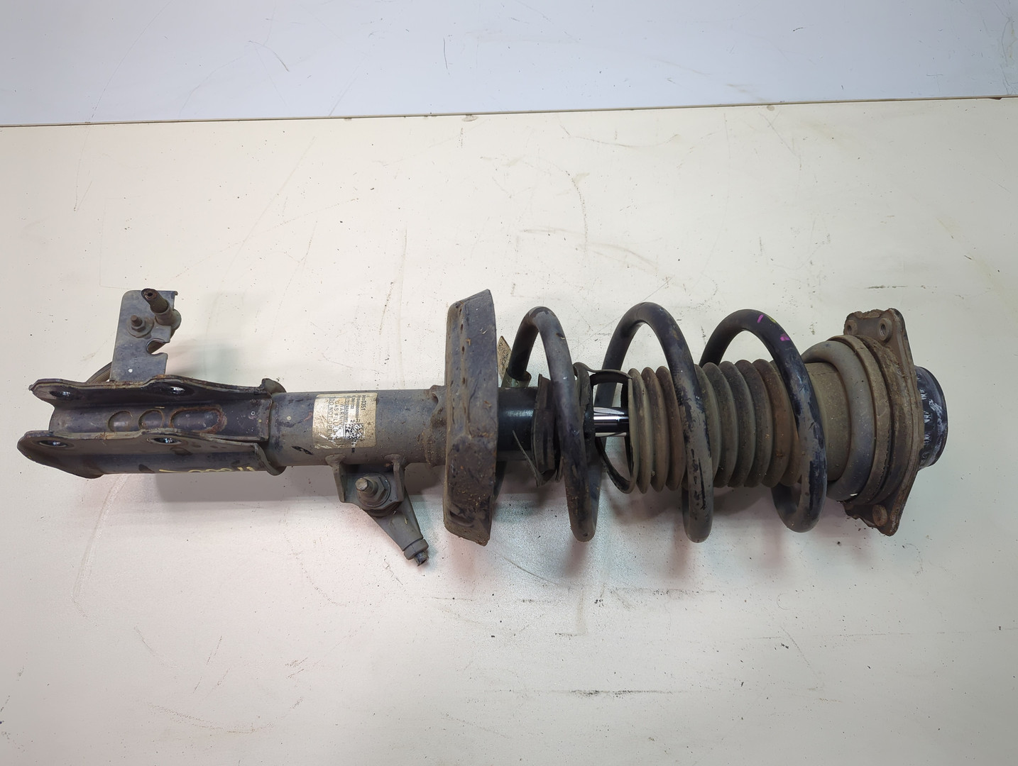 Амортизатор передний левый