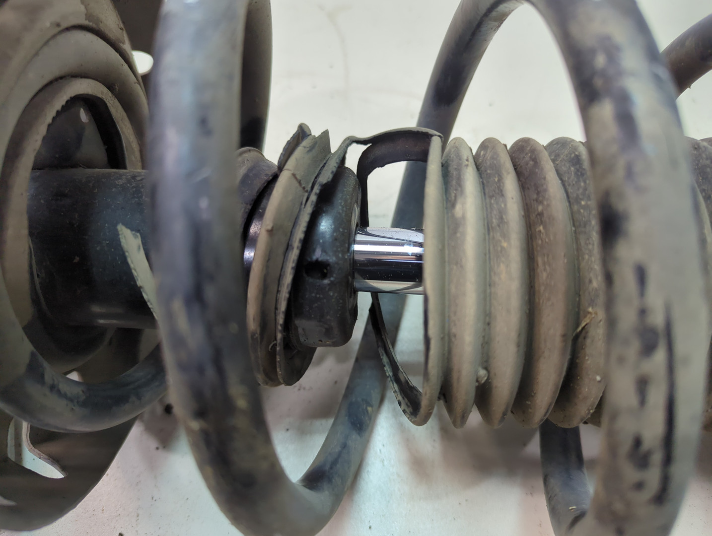 Амортизатор передний левый