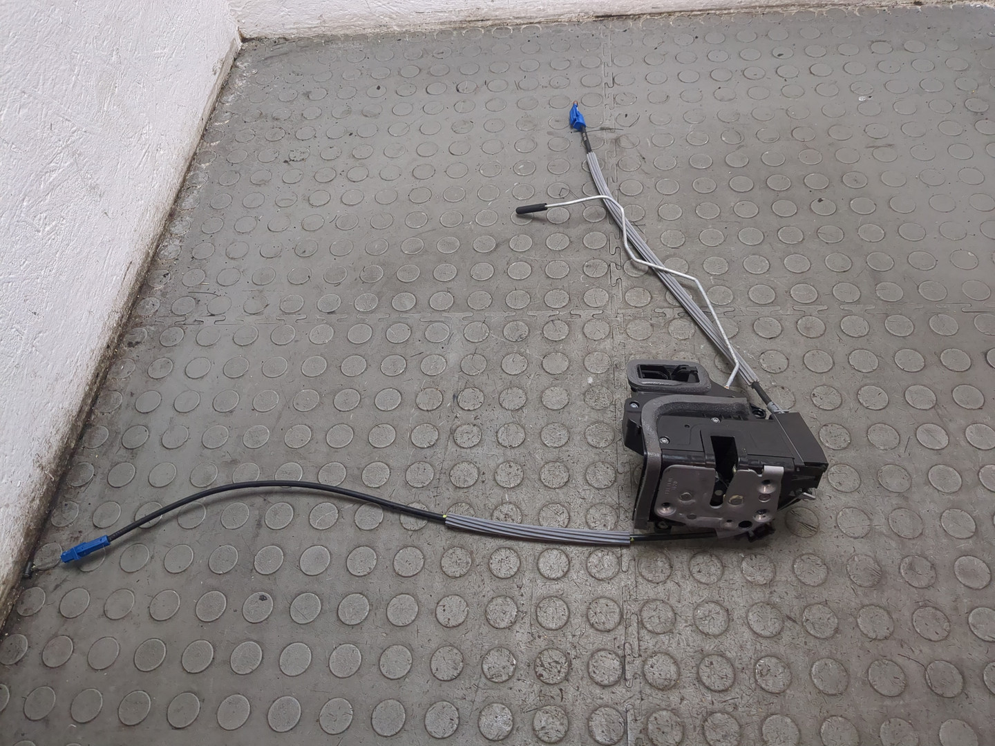 Замок двери передней левой