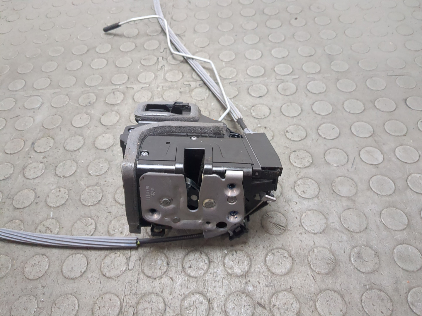 Замок двери передней левой