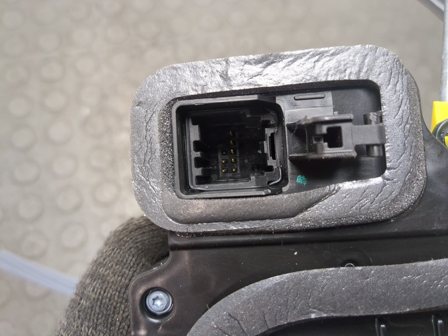 Замок двери передней левой