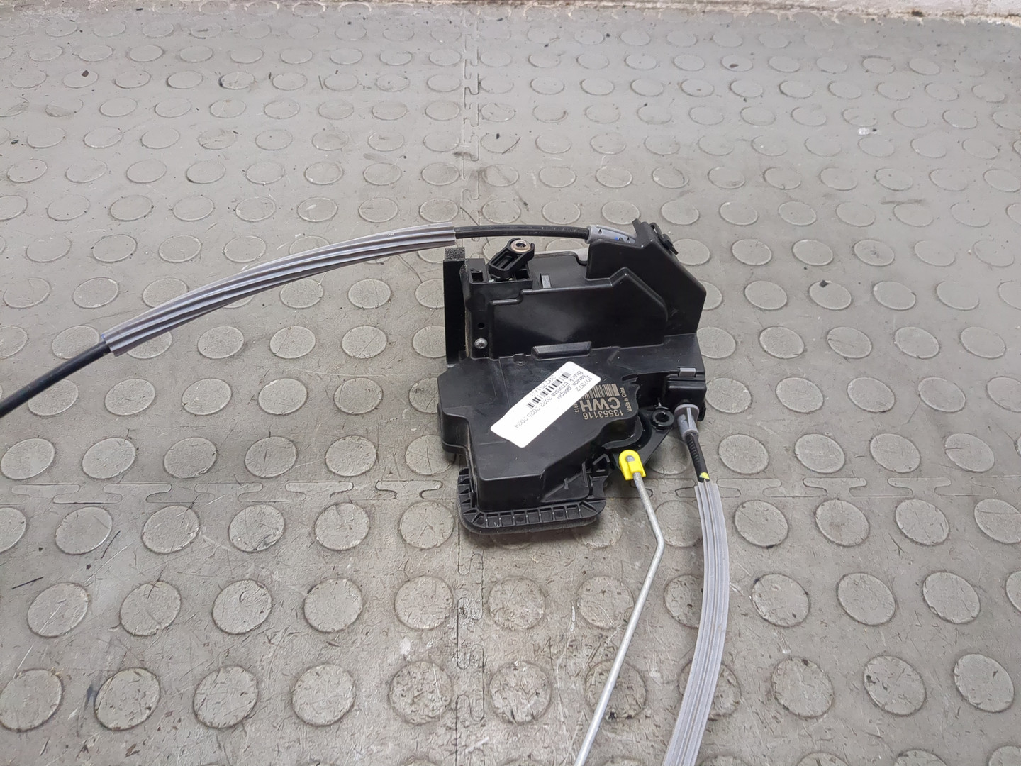 Замок двери передней левой