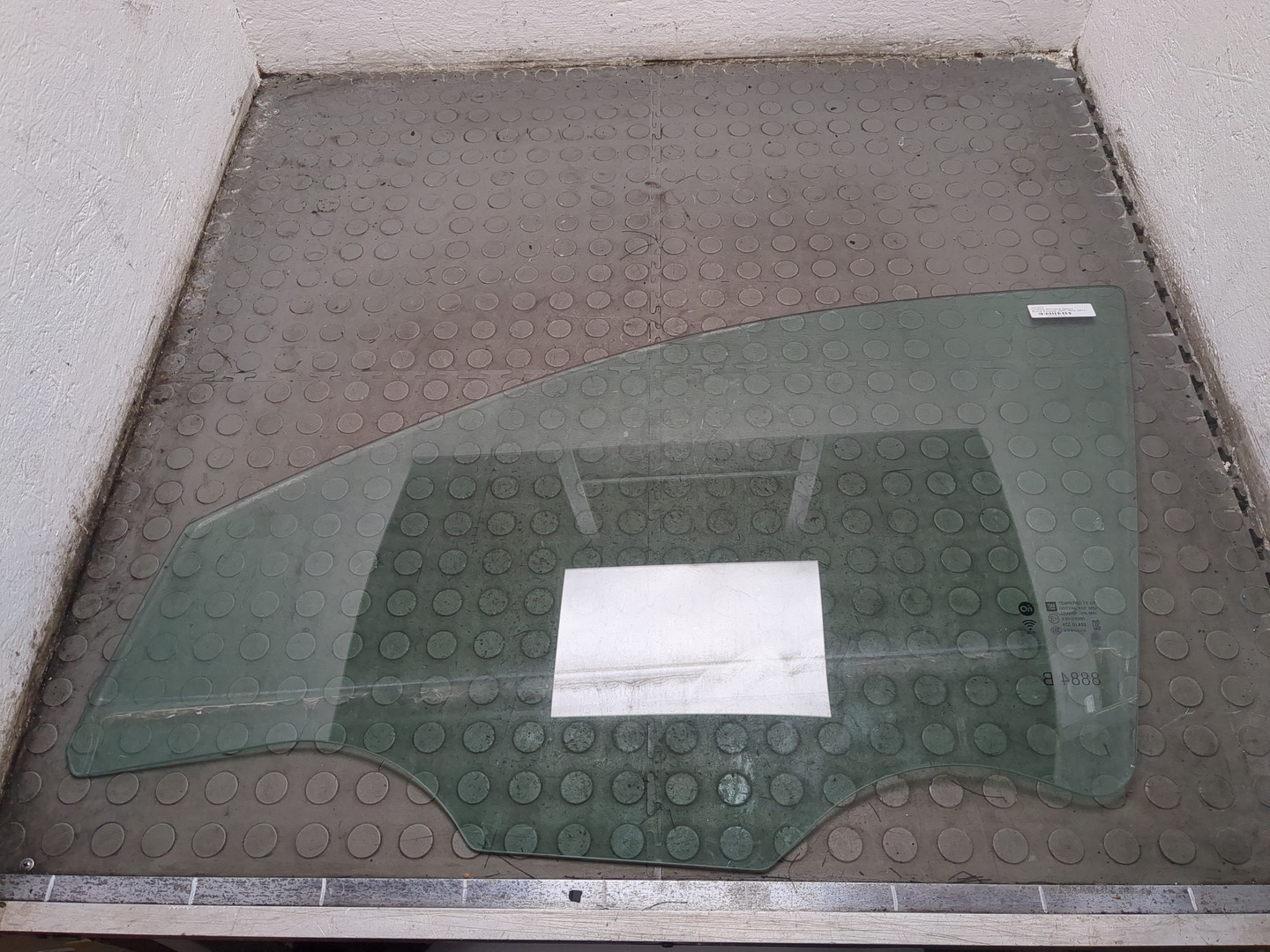 Стекло двери передней левой