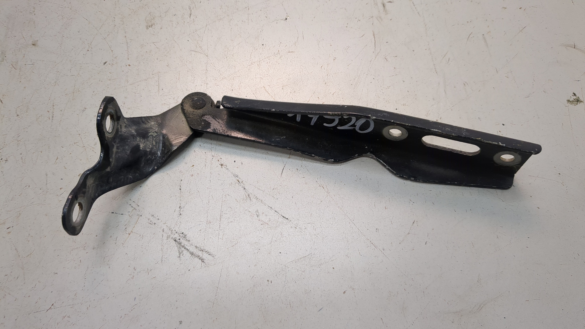 Петля капота правая