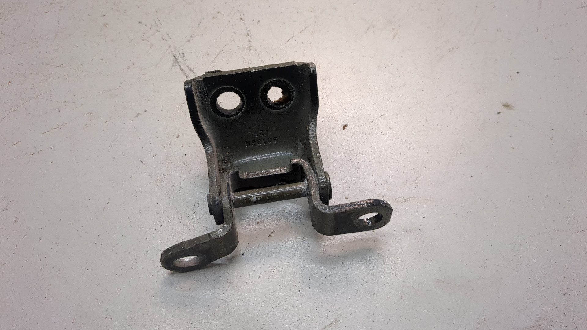 Петля двери