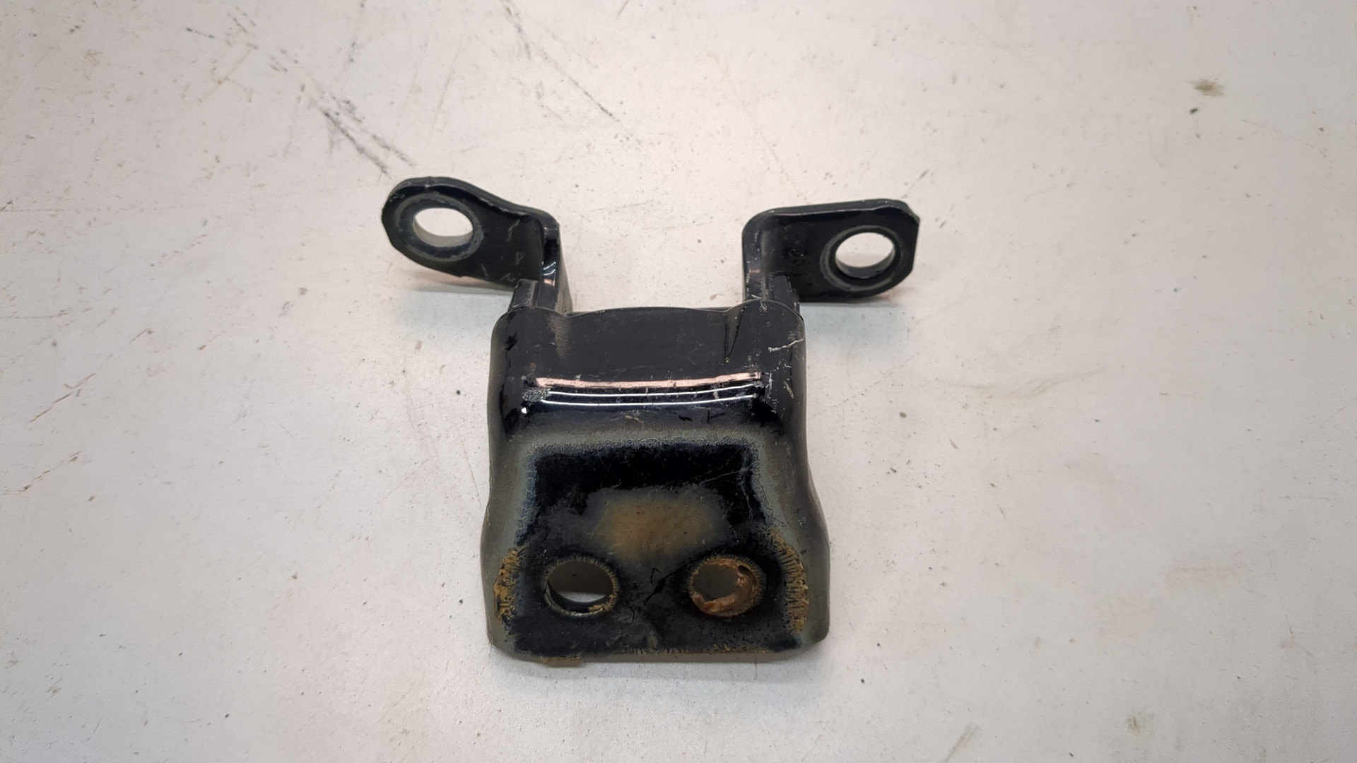 Петля двери