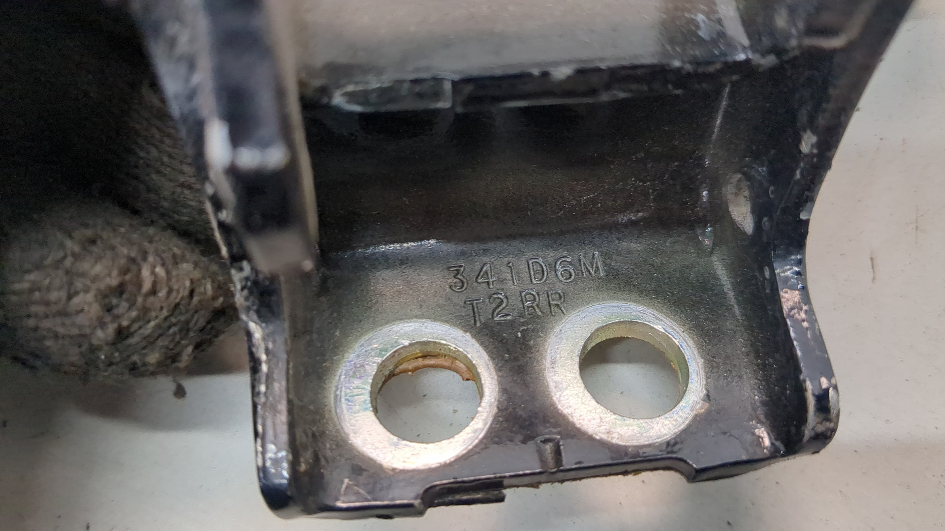 Петля двери