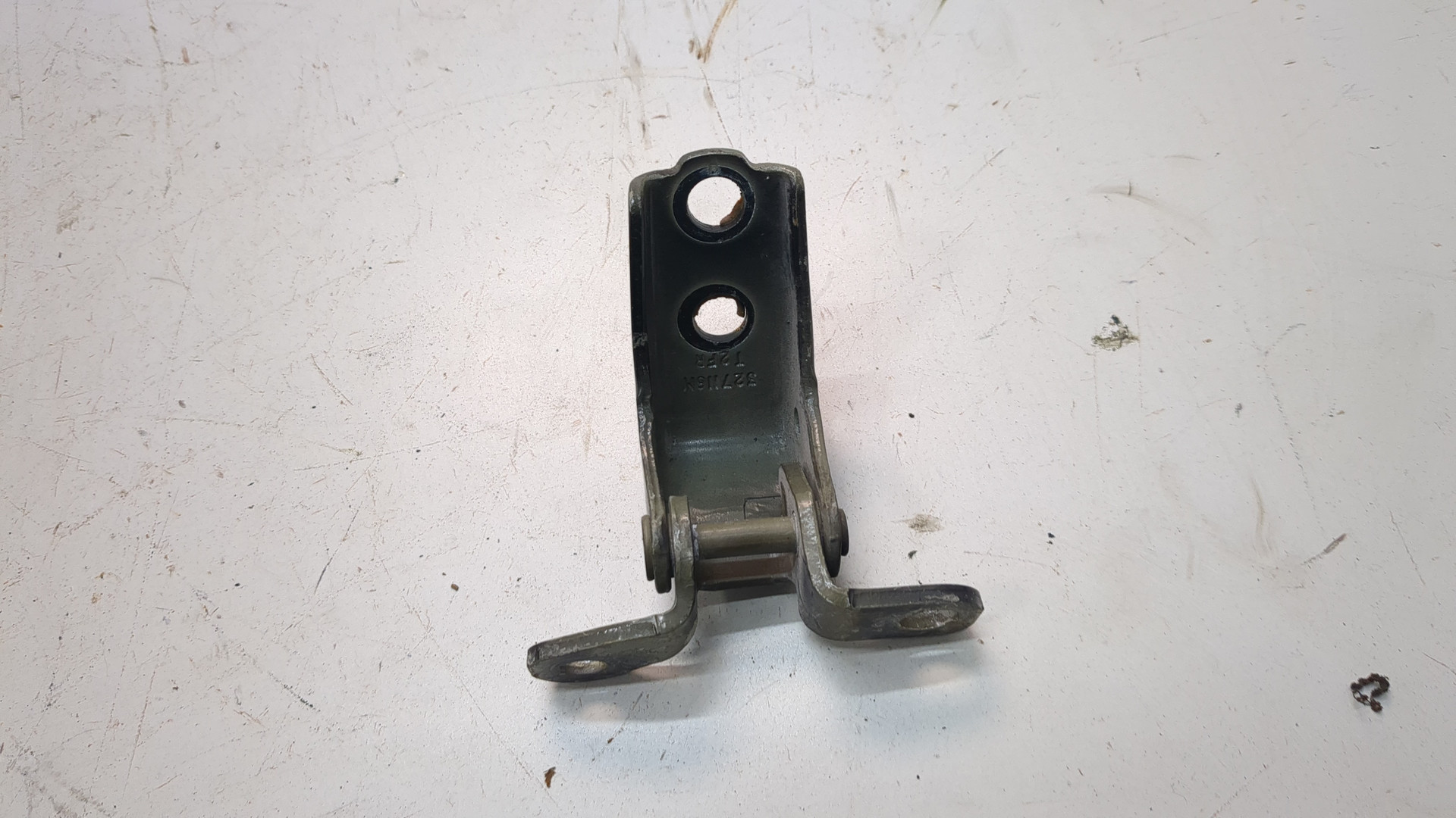 Петля двери