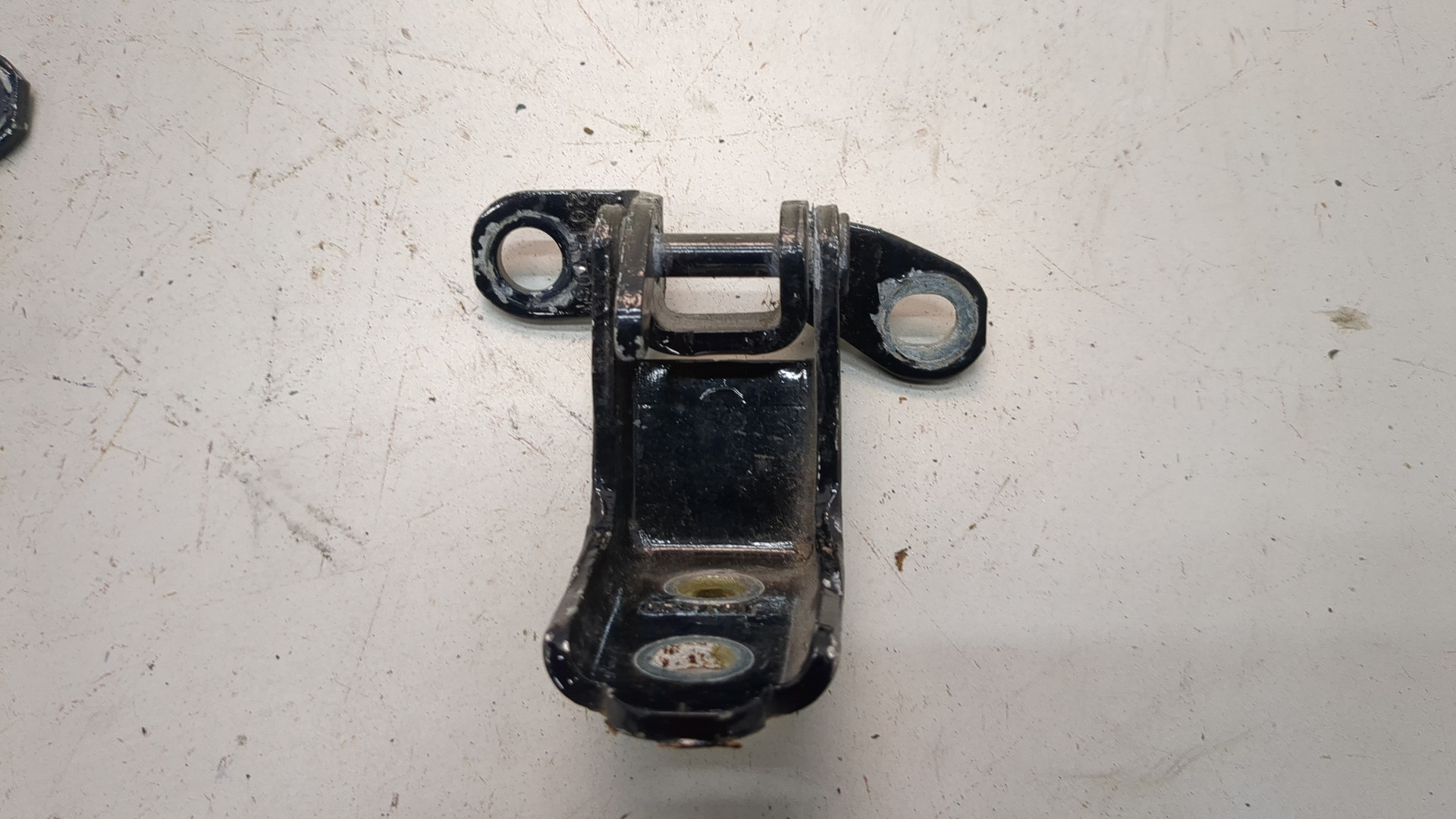 Петля двери