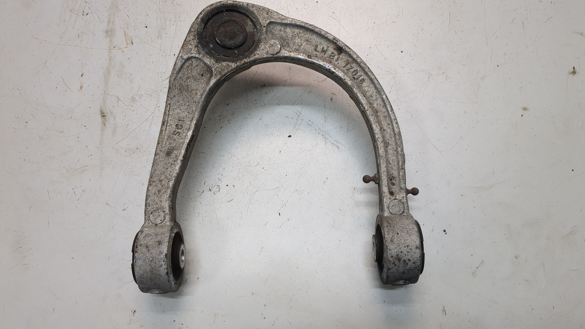 Рычаг передний левый