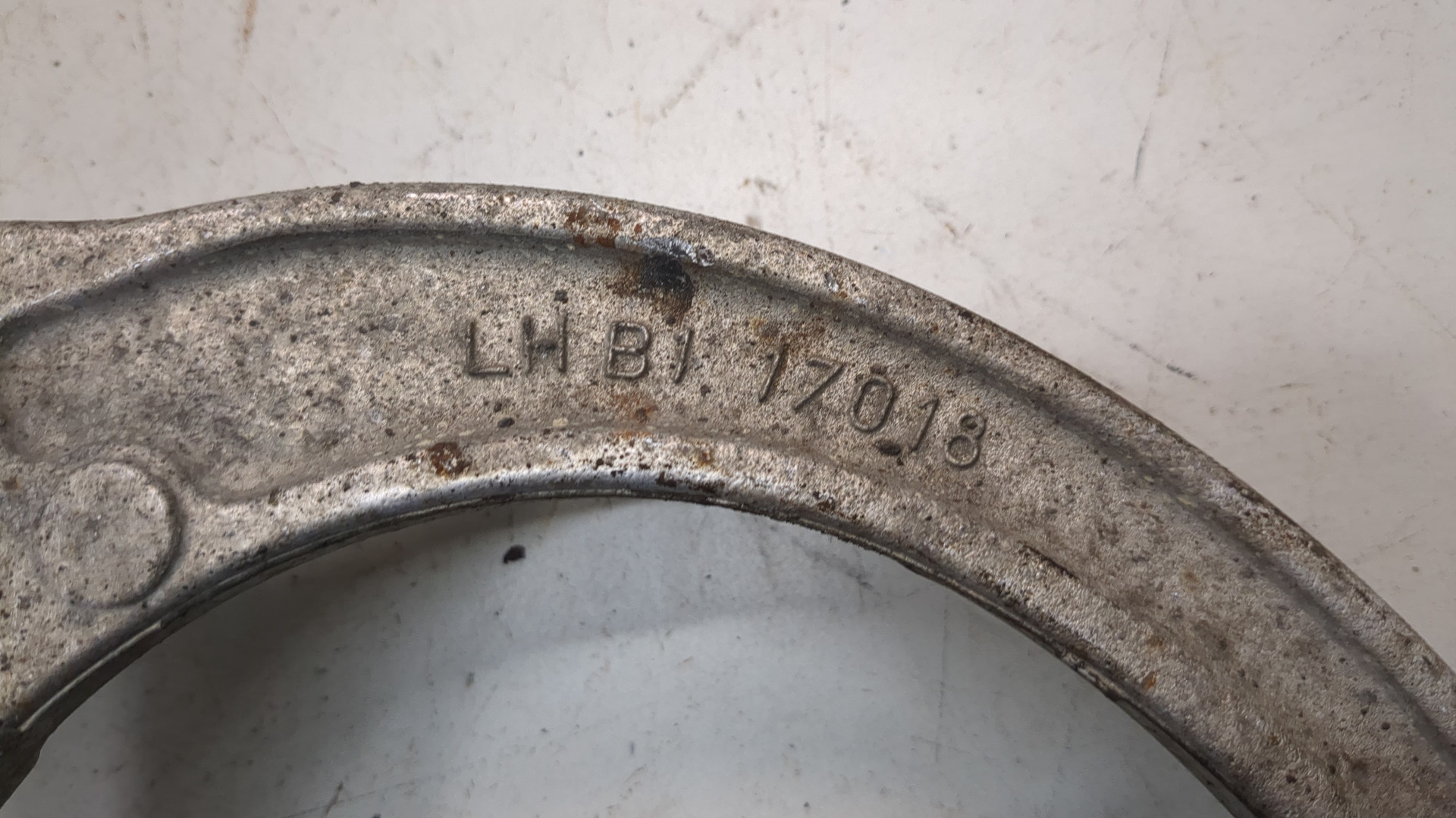 Рычаг передний левый