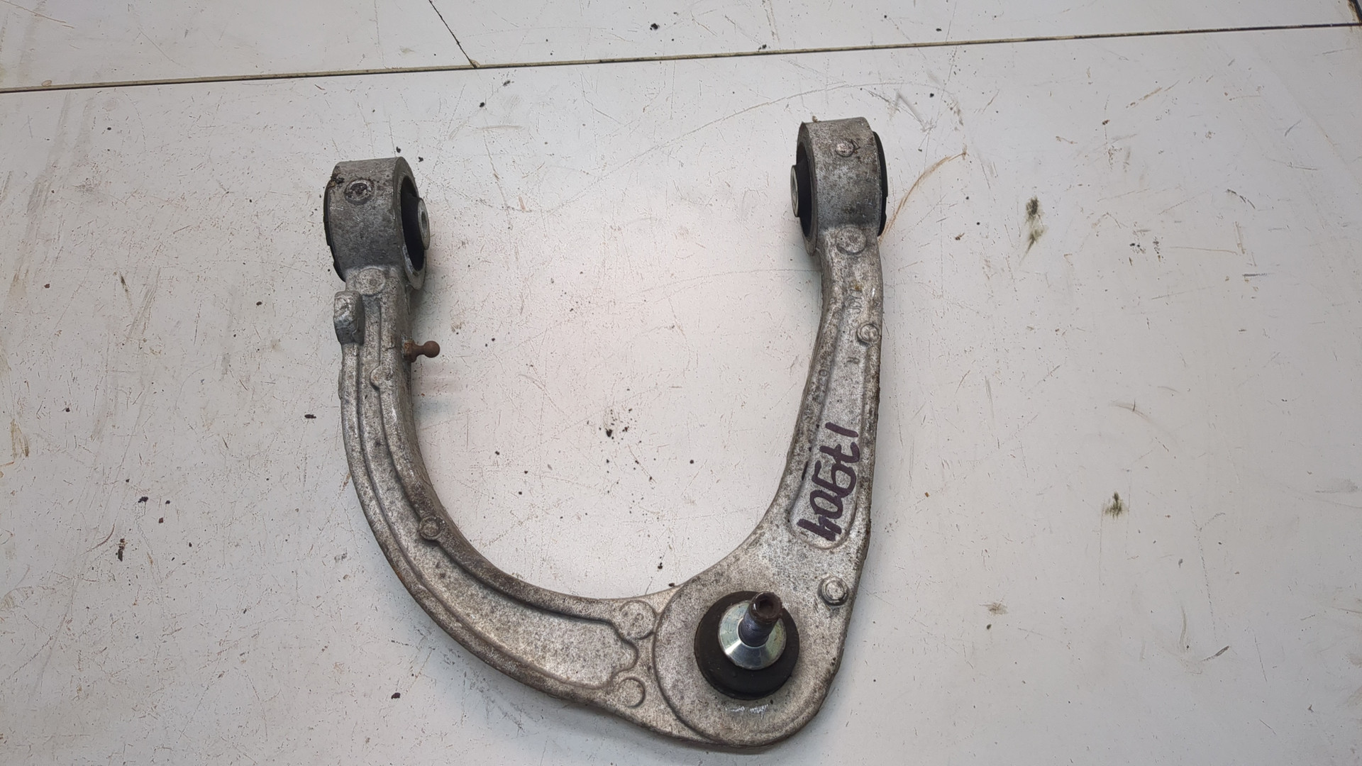 Рычаг передний правый