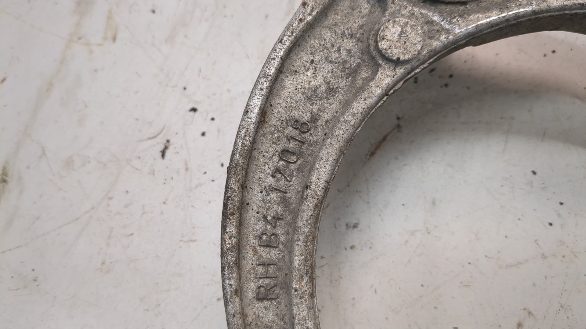 Рычаг передний правый