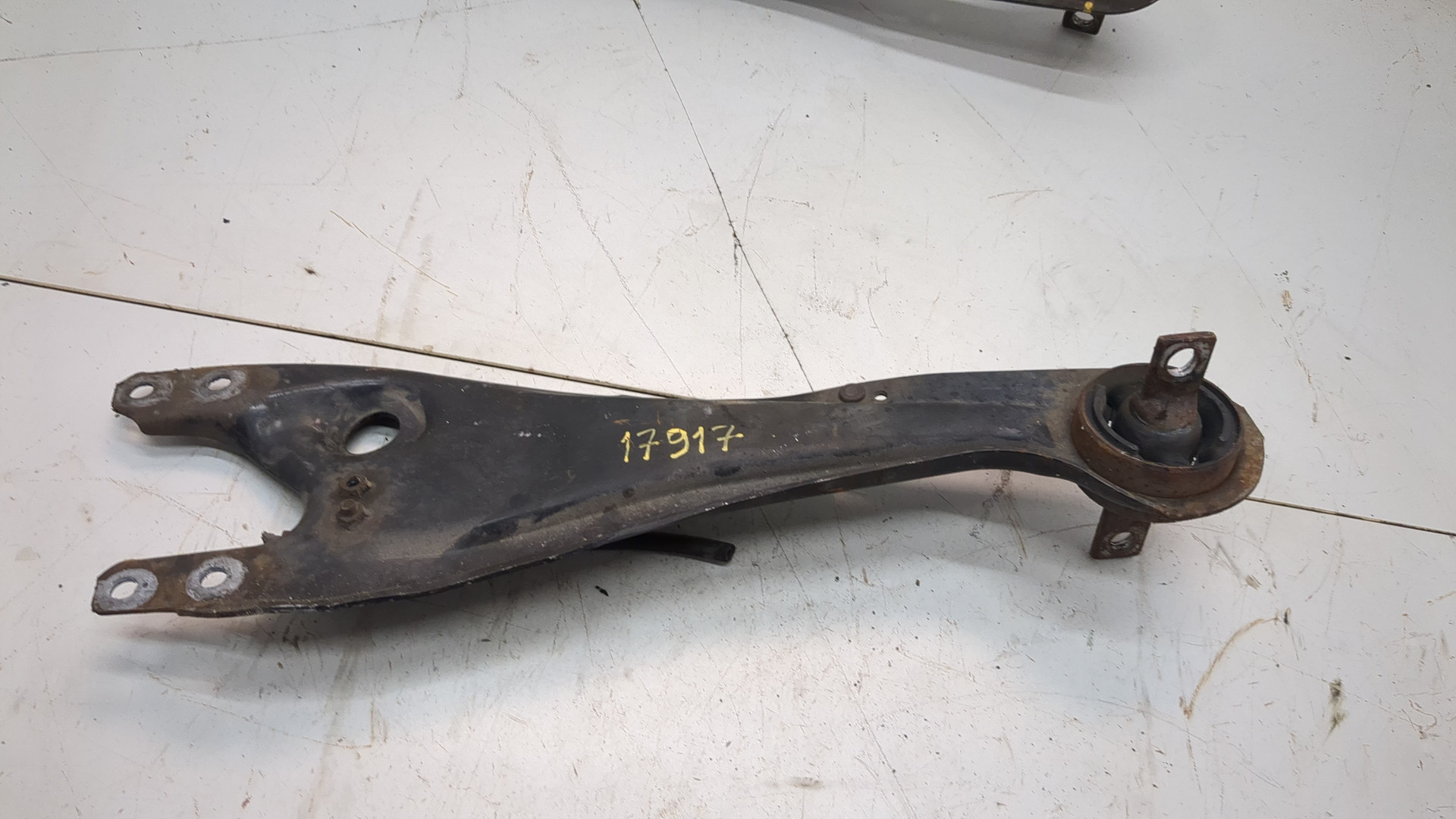 Рычаг задний левый