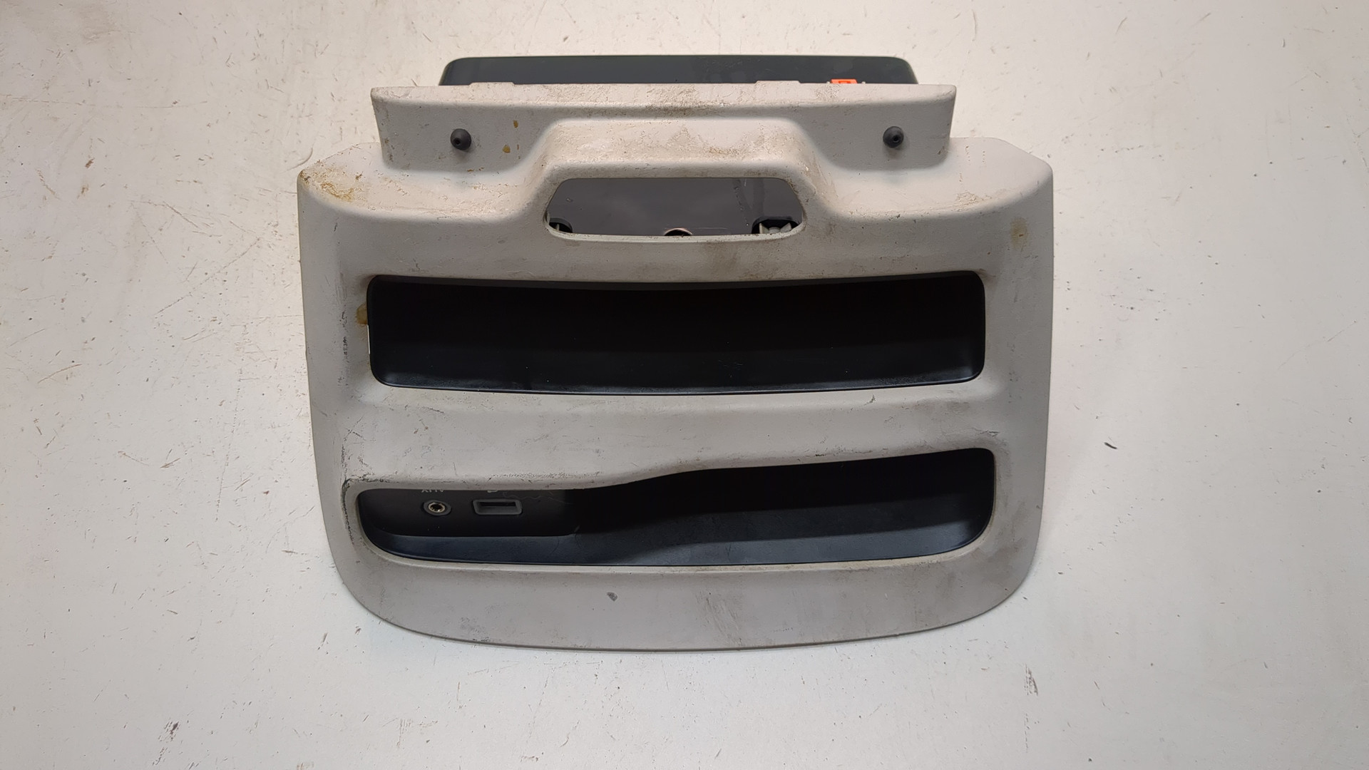 Гнездо AUX / USB IN