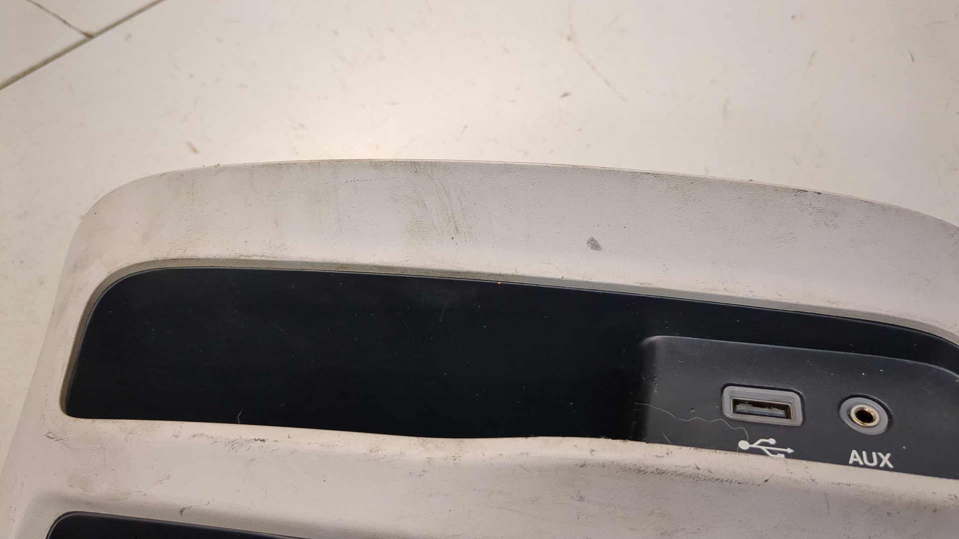 Гнездо AUX / USB IN