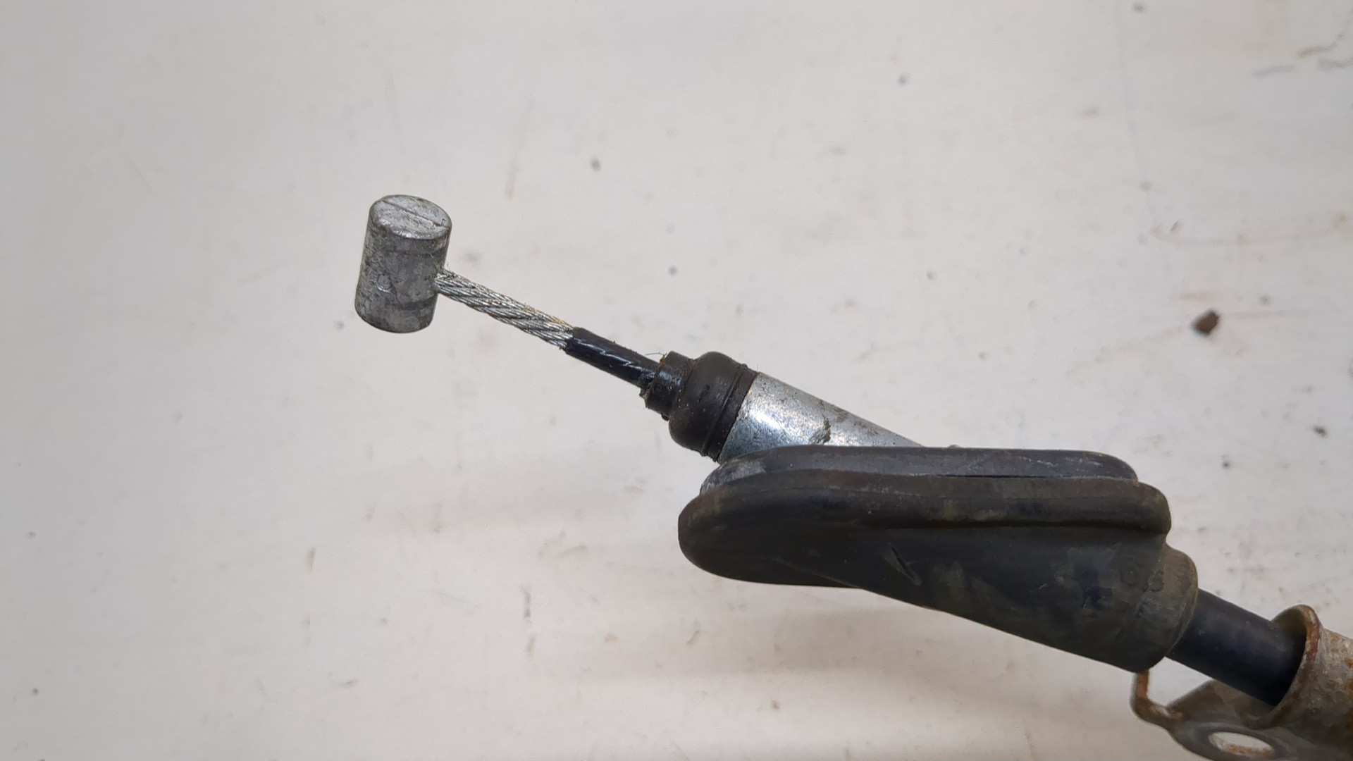 Трос стояночного тормоза