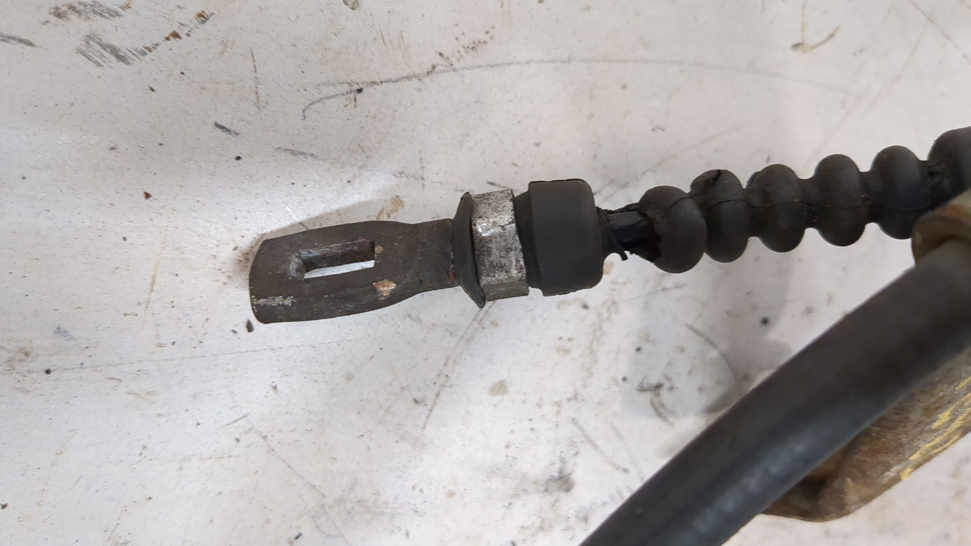 Трос стояночного тормоза