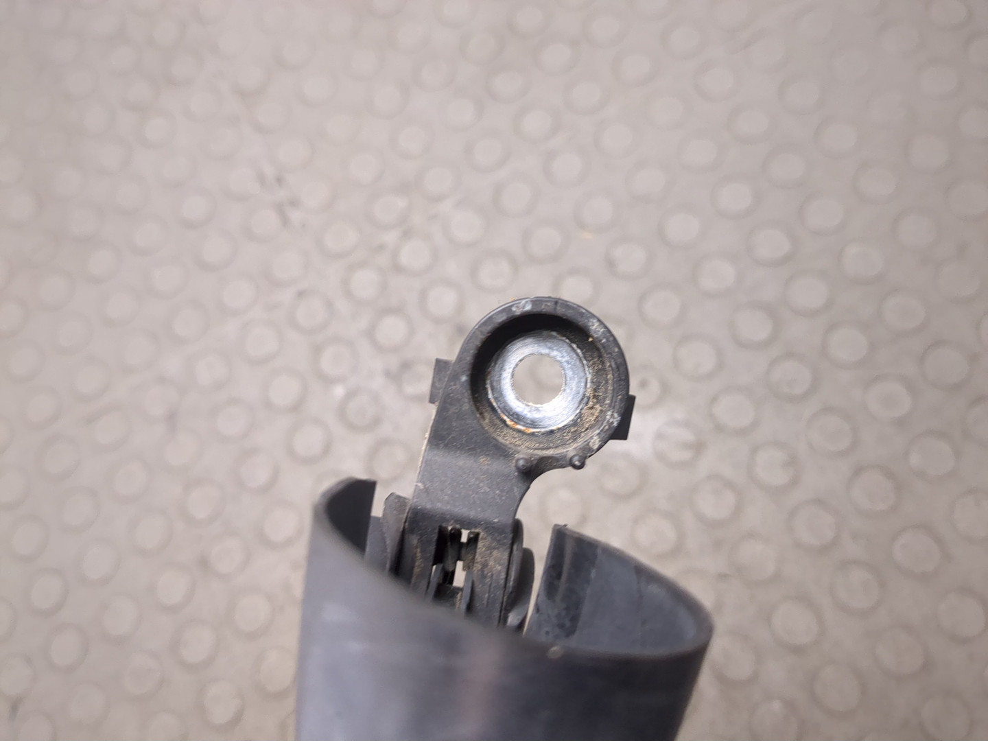 Поводок стеклоочистителя заднего