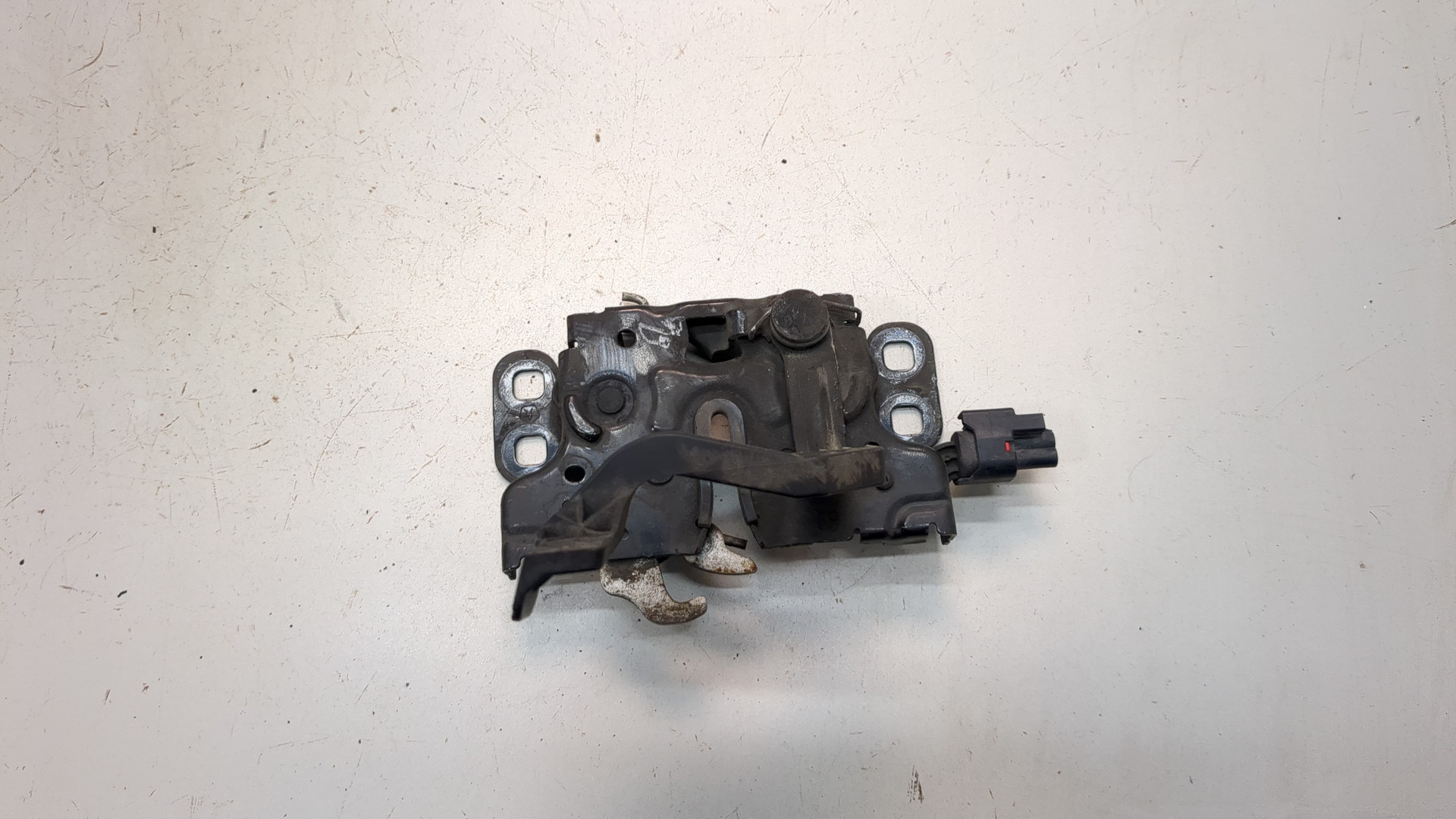 Замок капота