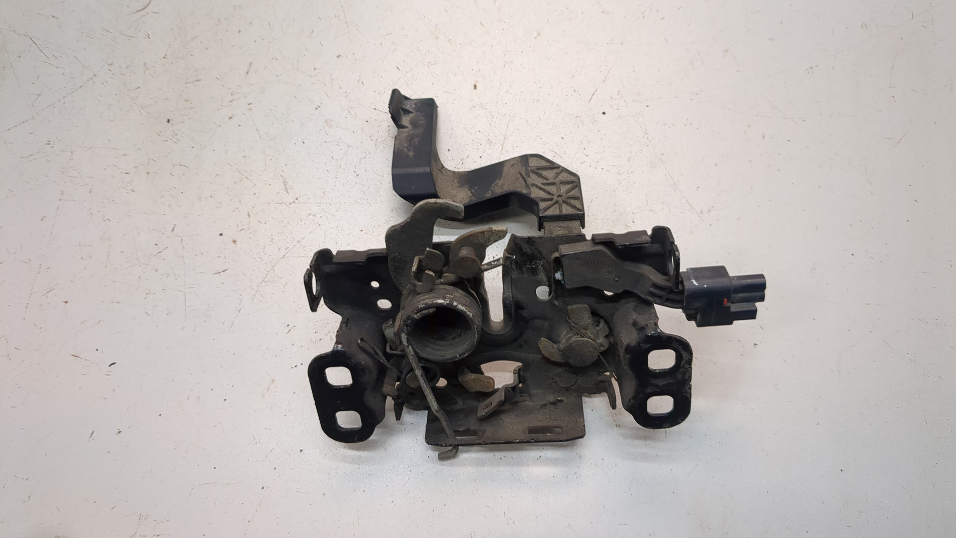 Замок капота