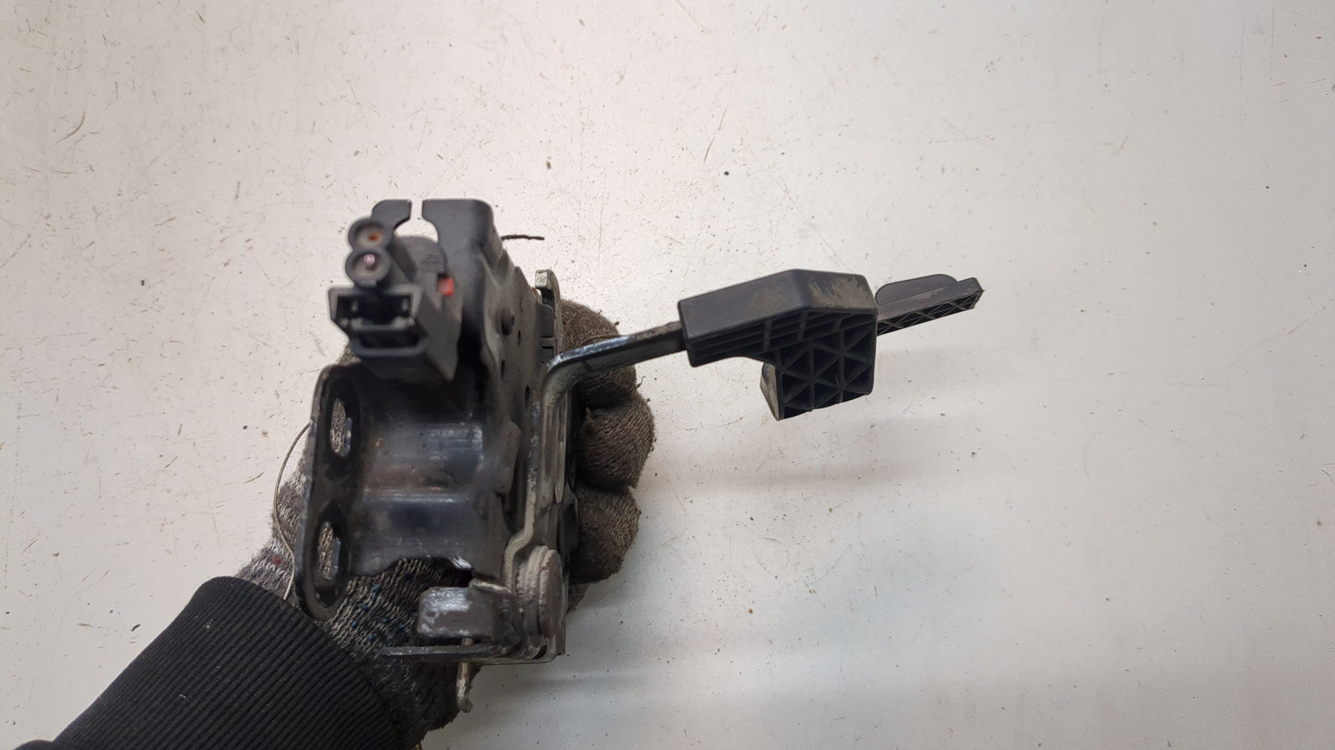 Замок капота