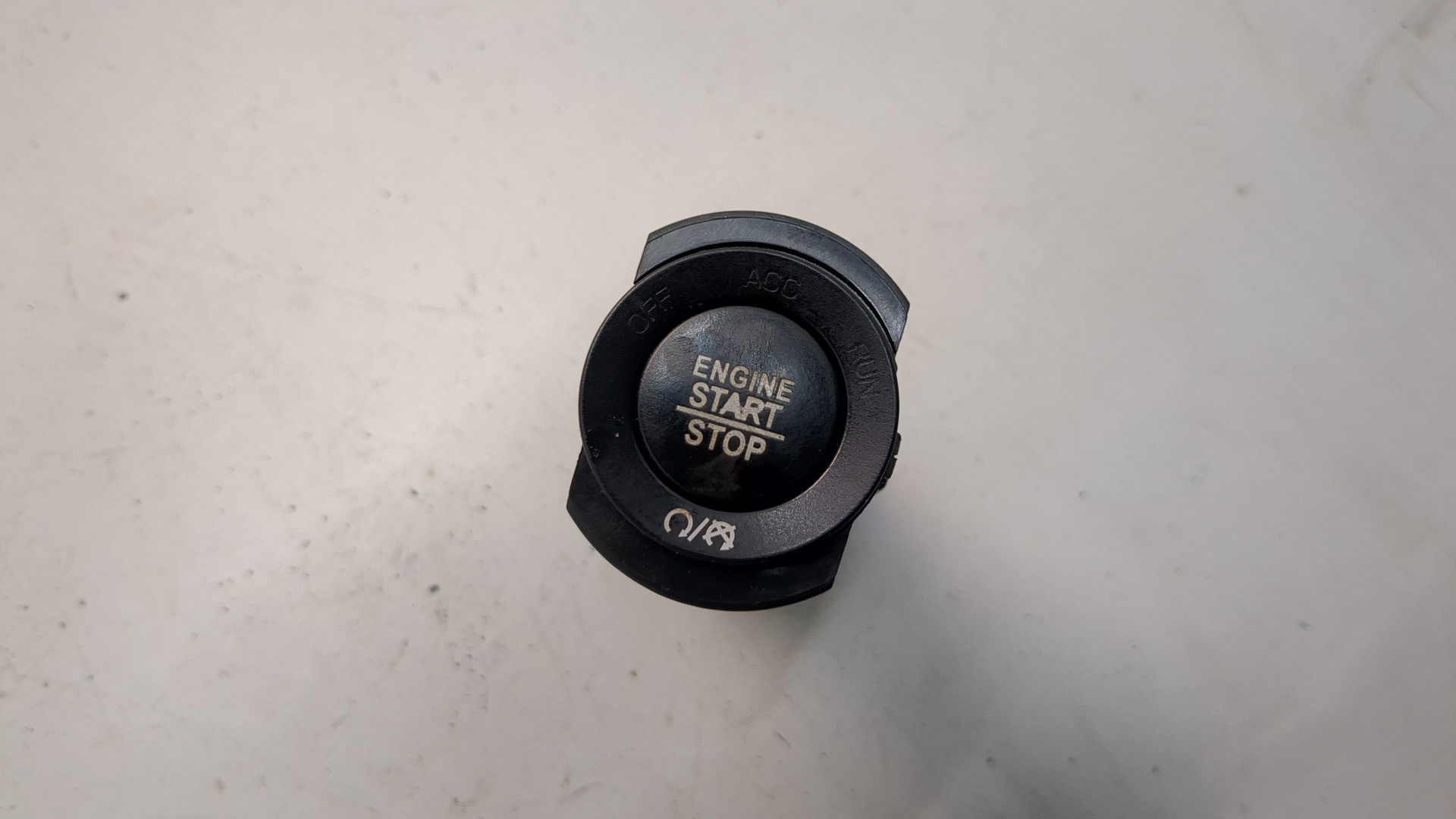 Кнопка запуска двигателя