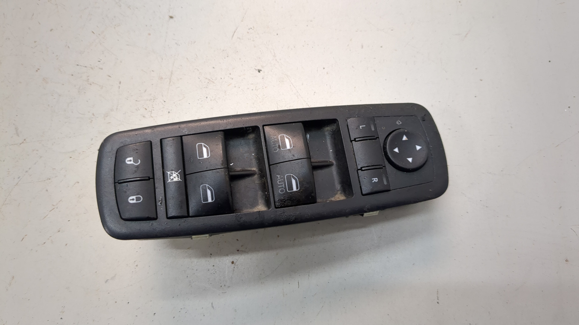 Кнопка стеклоподъемника