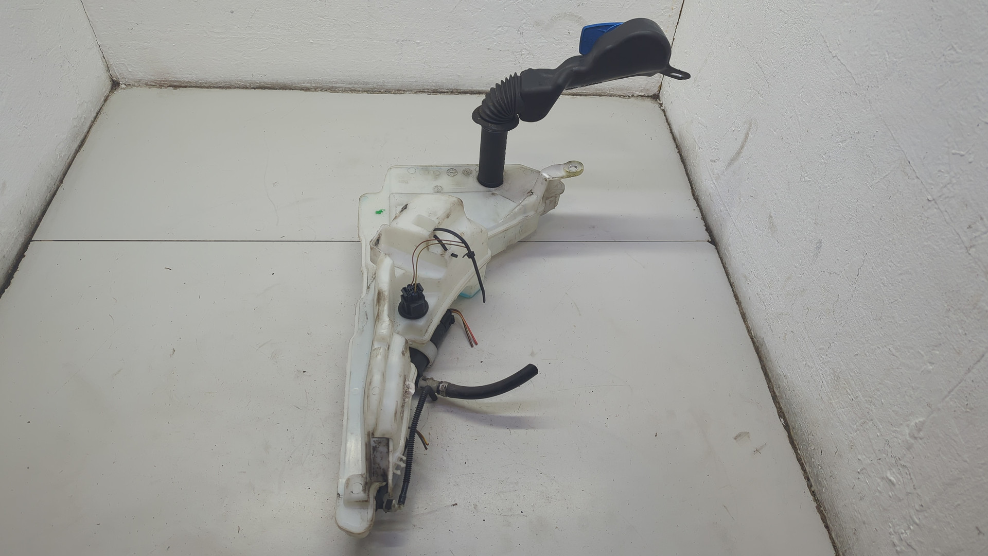 Бачок омывателя лобового стекла