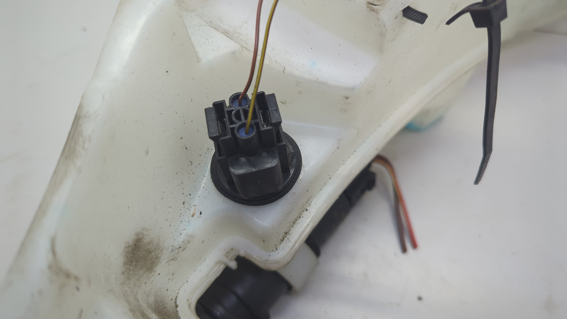 Бачок омывателя лобового стекла