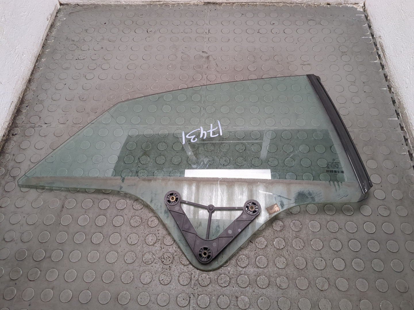 Стекло кузовное глухое правое