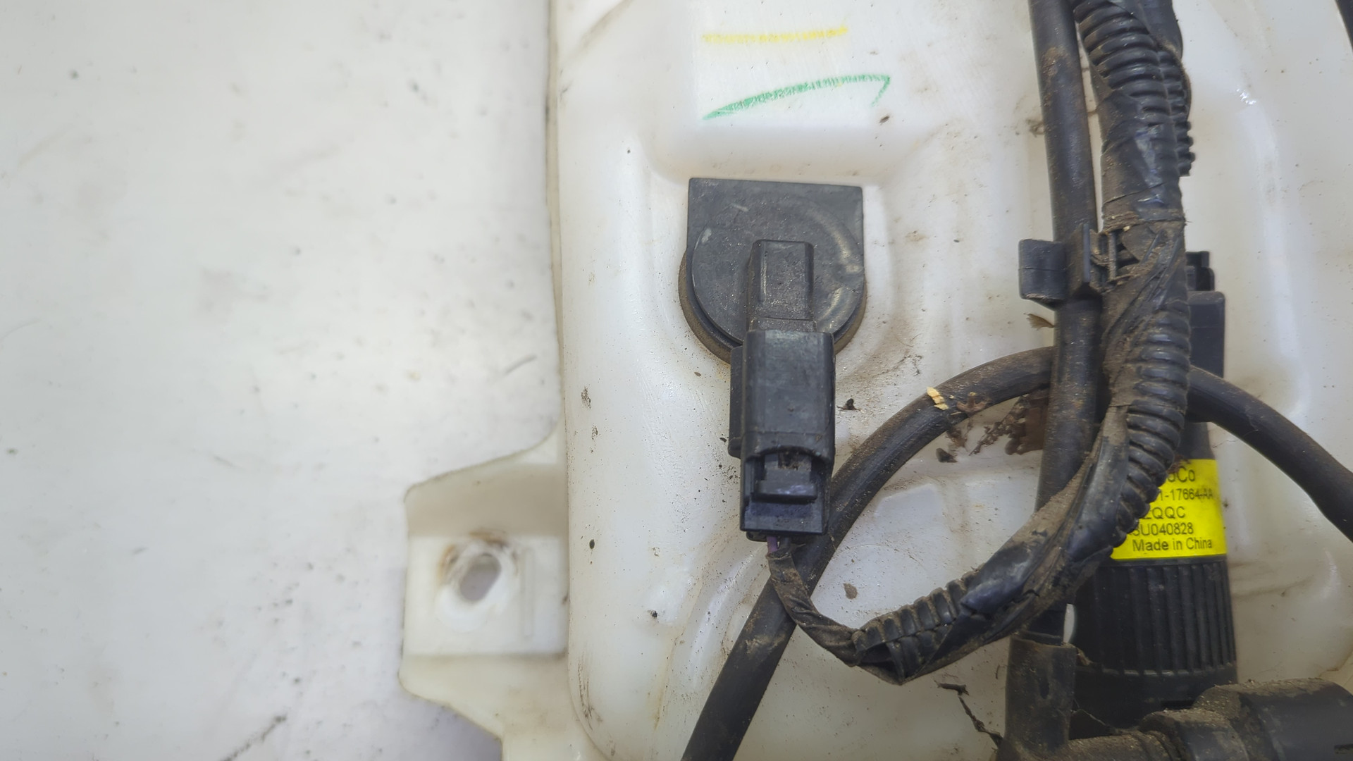 Бачок омывателя лобового стекла