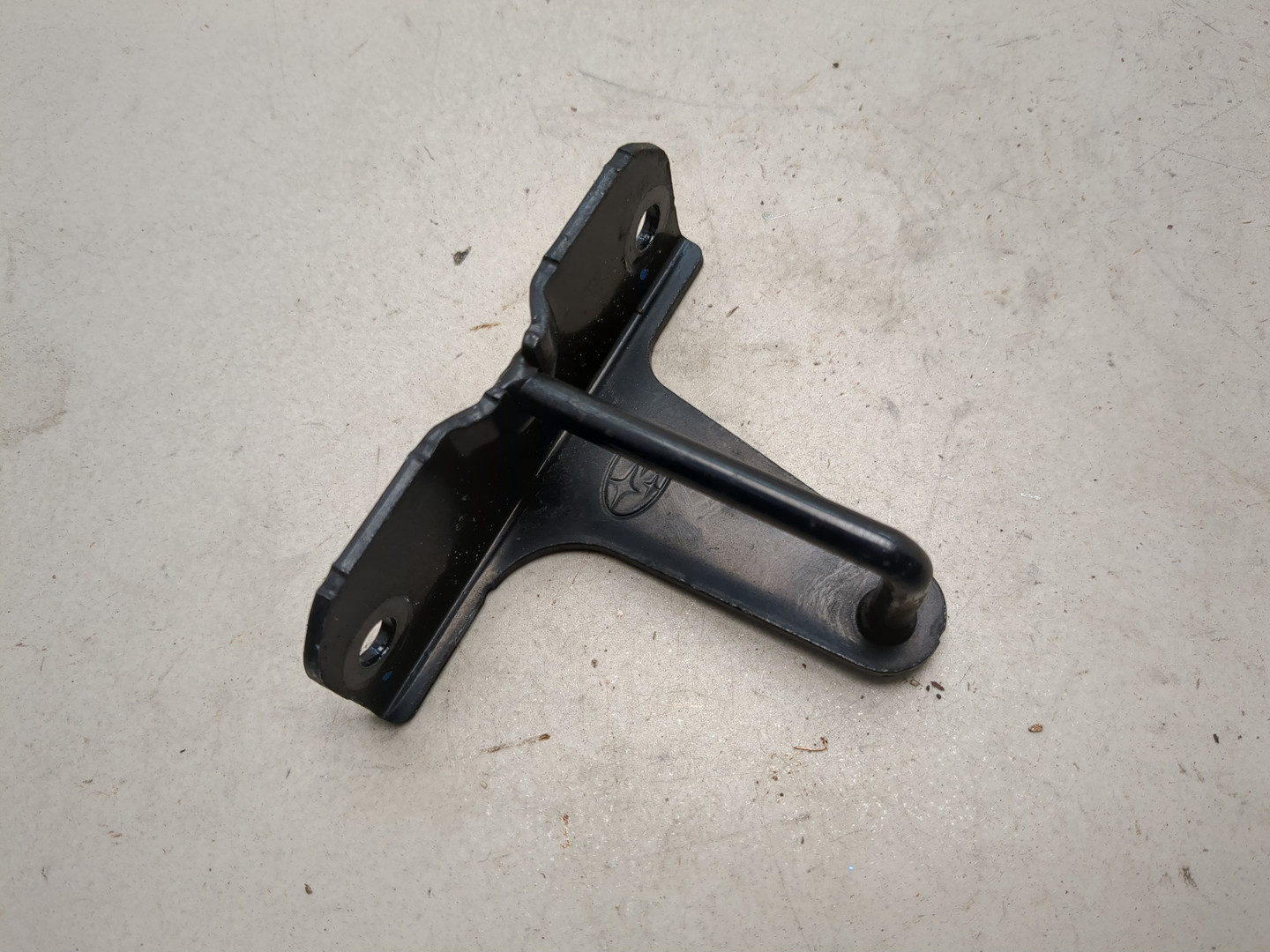 Петля капота