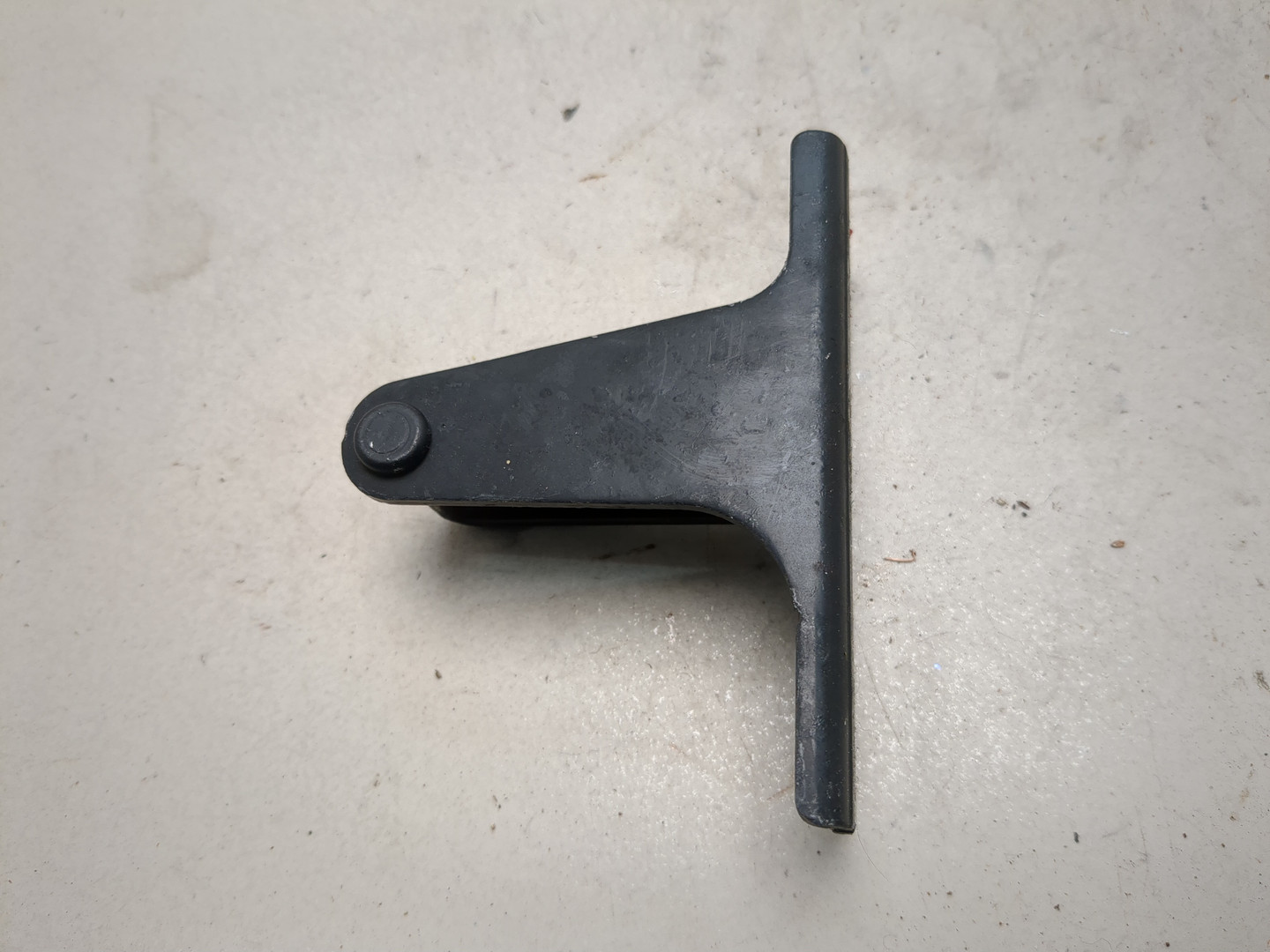 Петля капота