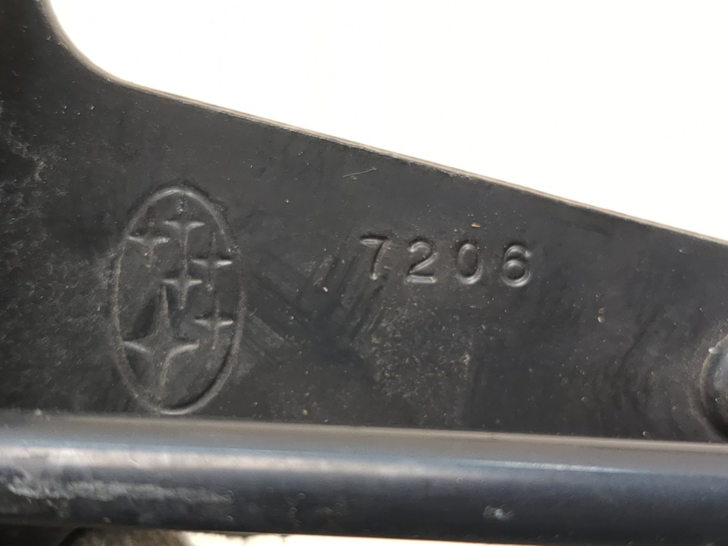 Петля капота