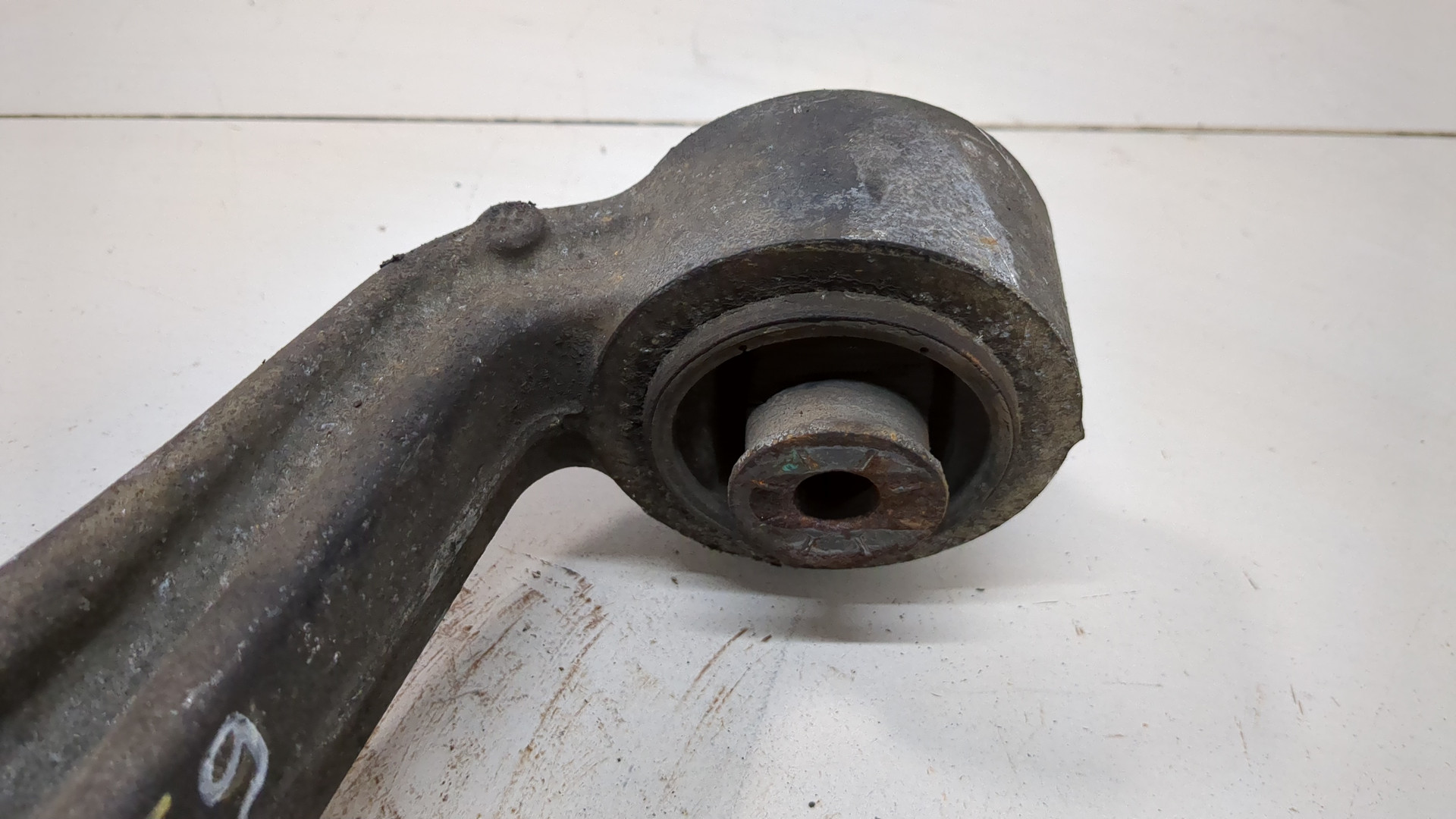 Рычаг передний правый