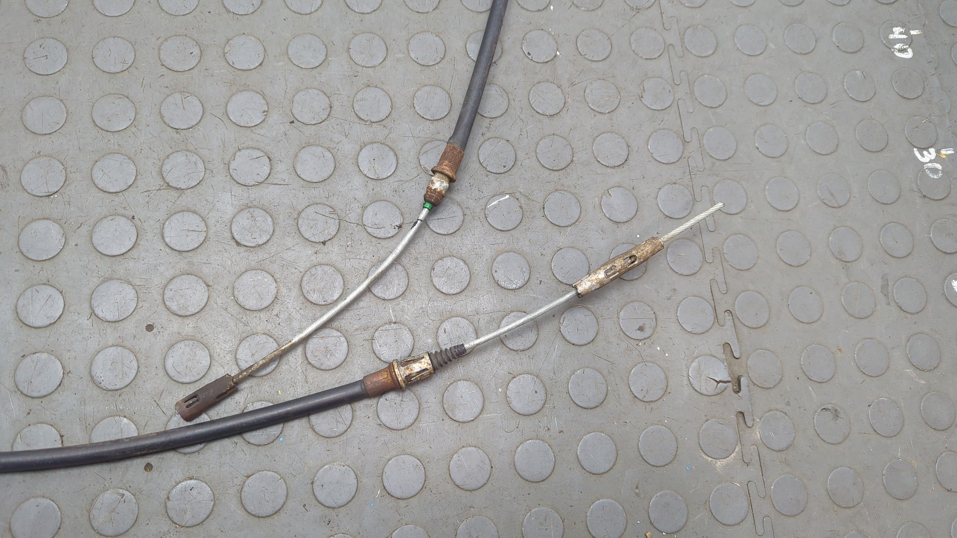 Трос стояночного тормоза