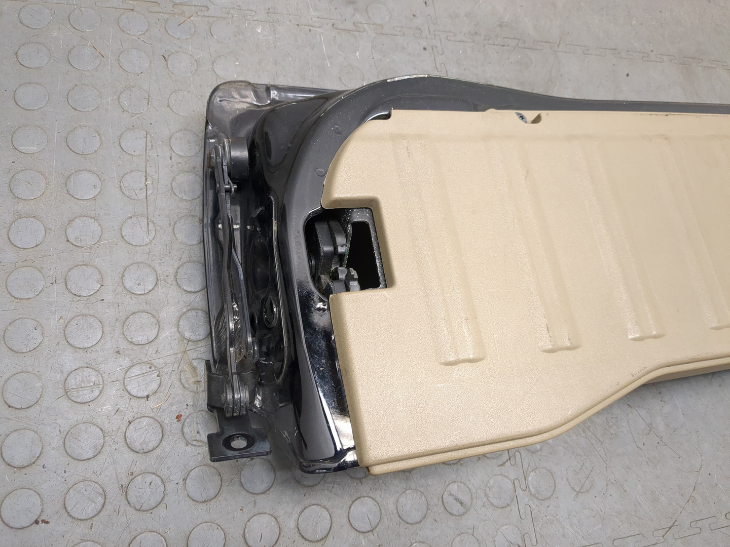 Дверь багажника нижняя (борт)