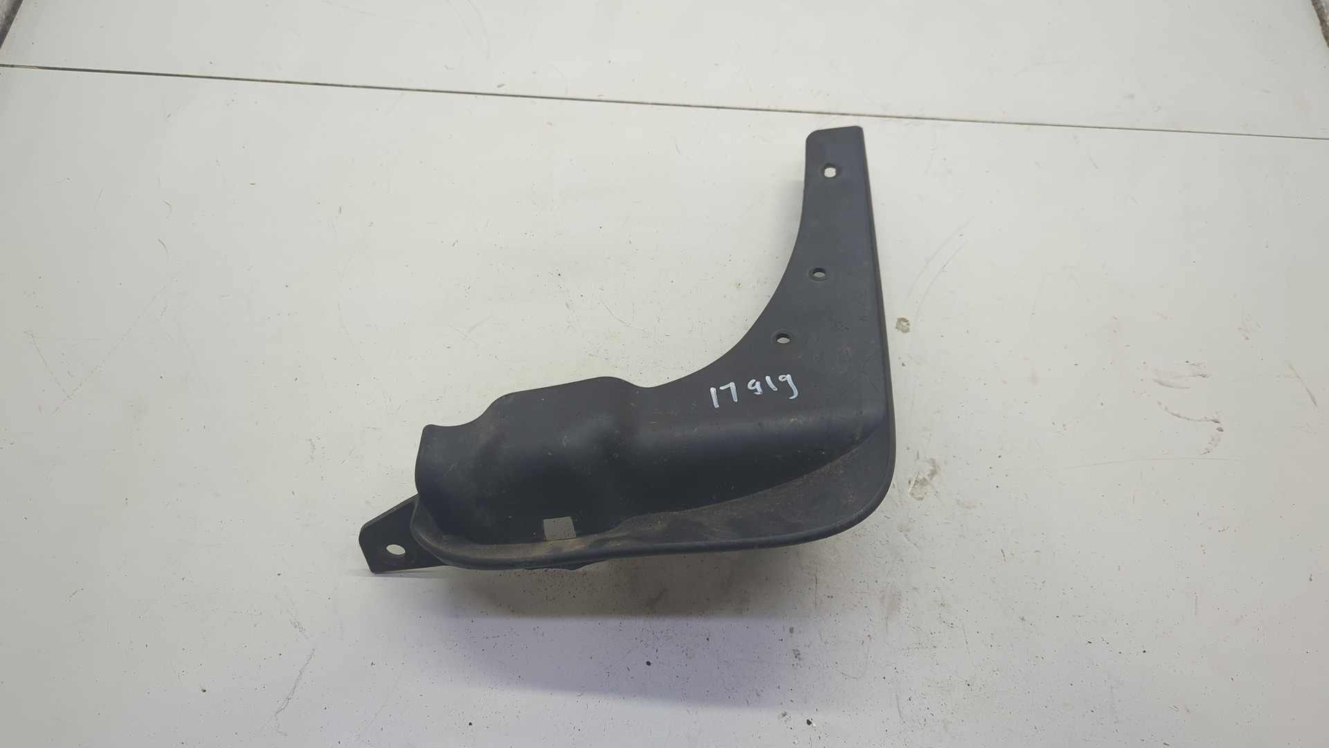 Брызговик передний левый