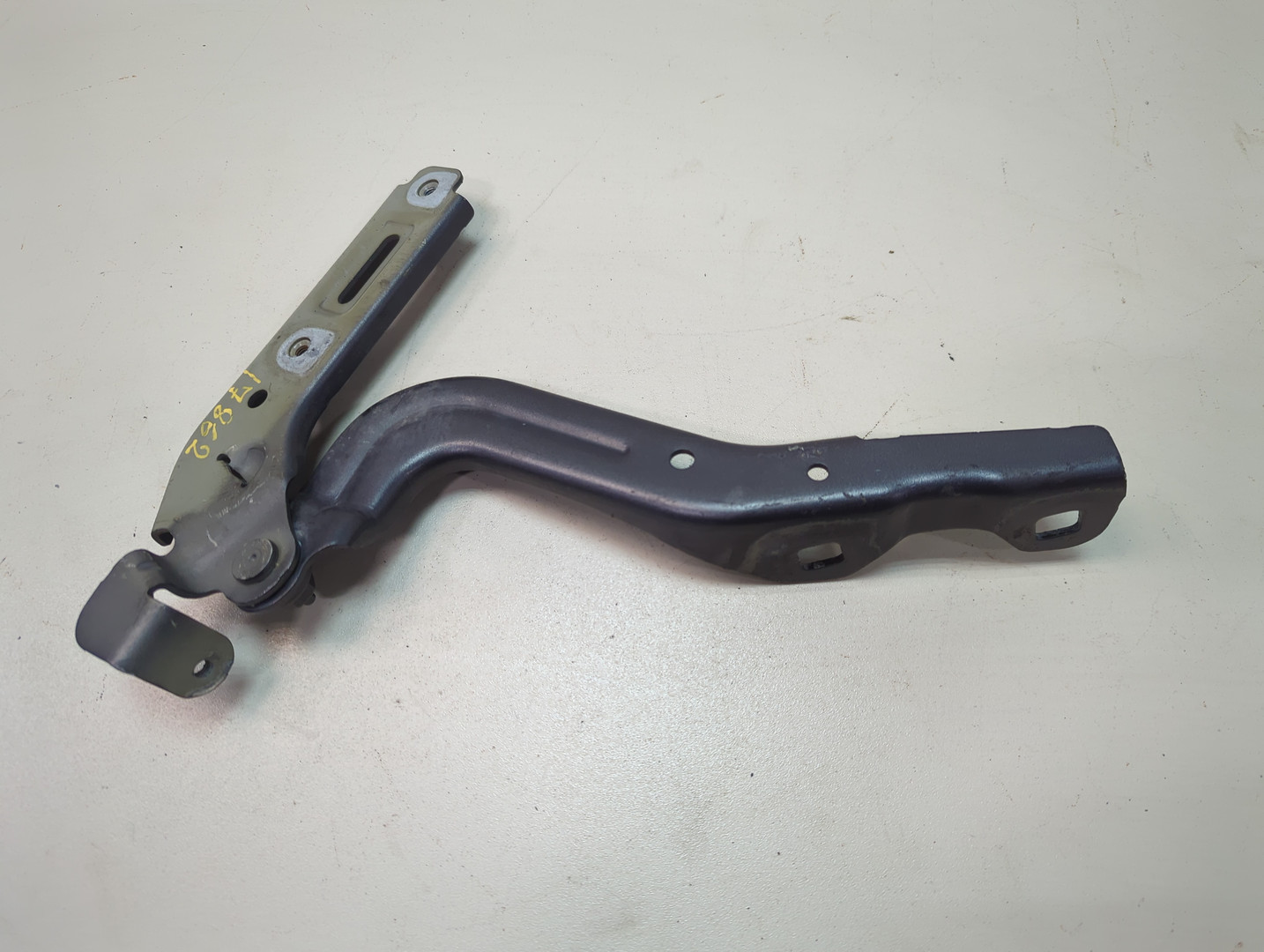 Петля капота левая