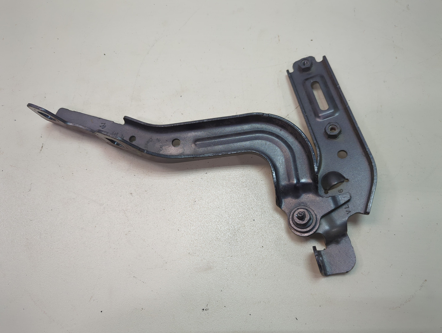 Петля капота левая