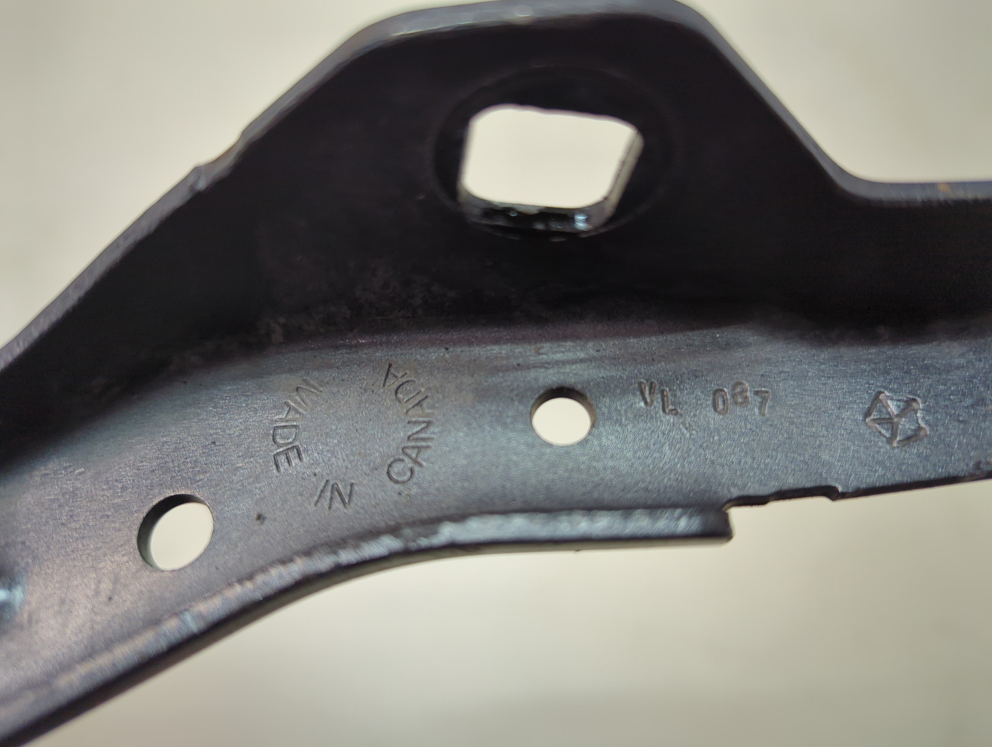 Петля капота левая