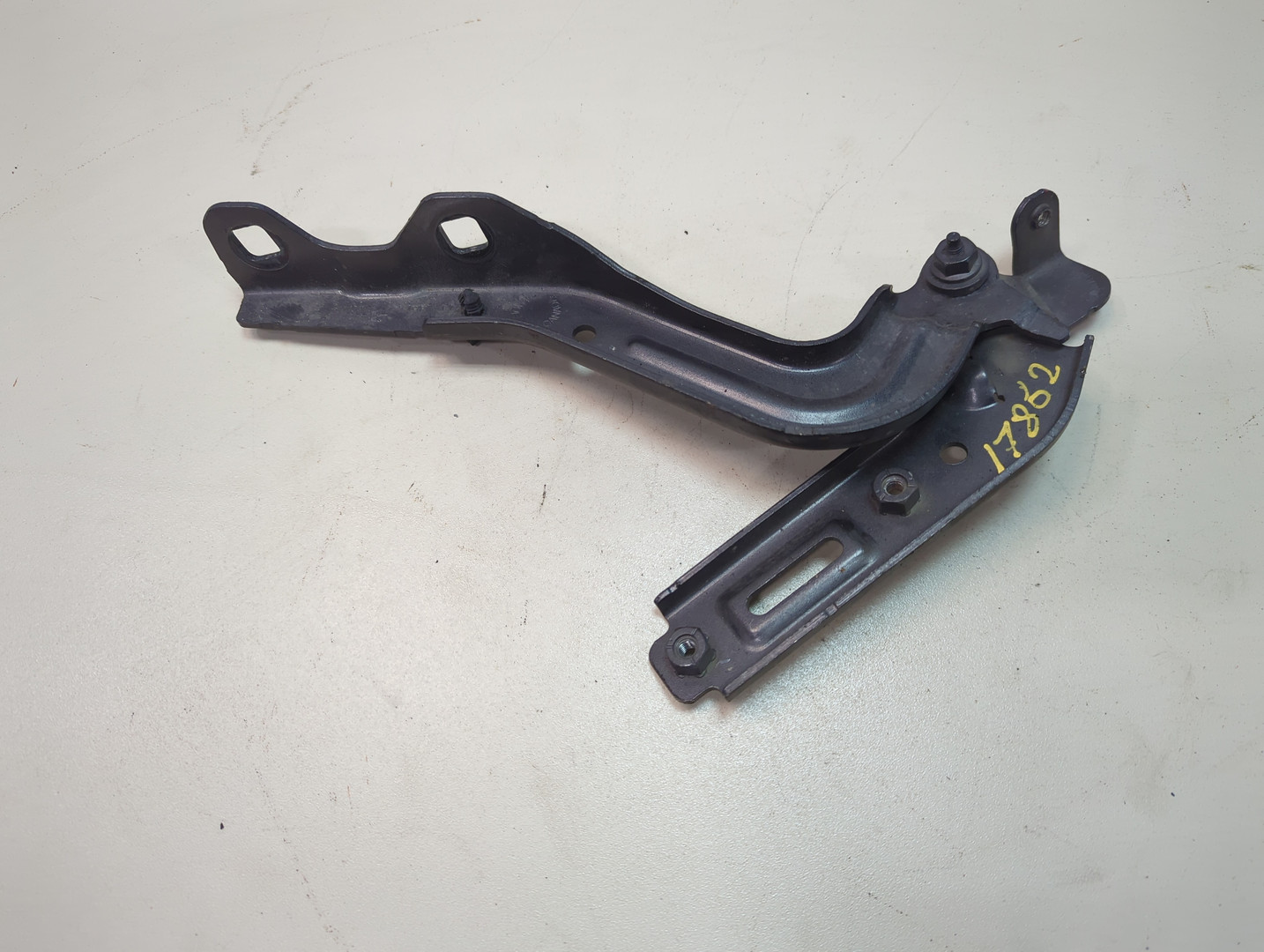 Петля капота правая